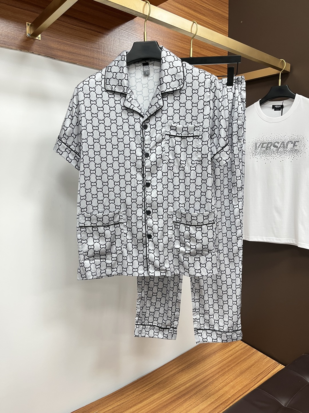 NO:483289,Guqi couples new summer style 2025 home clothes pajamas set, custom ice silk fabric for counter, breathable and comfortable, impeccable details, brand element design concept, reflecting high quality. It feels delicate and soft!  It is casually cut, with a great upper body style!  Number of code M-3XL Please report your height and weight by placing an order, alexander wang19860909古奇 情侣款 2025夏季新款 家居服 睡衣 套装,专柜定制冰丝面料 透气舒适度高,细节无可挑剔,品牌元素设计理念,体现高品质.手感细腻柔软！呈现休闲裁剪,上身版型超赞！码数M-3XL 下单请报身高体重,,alexander wang,Men's clothing