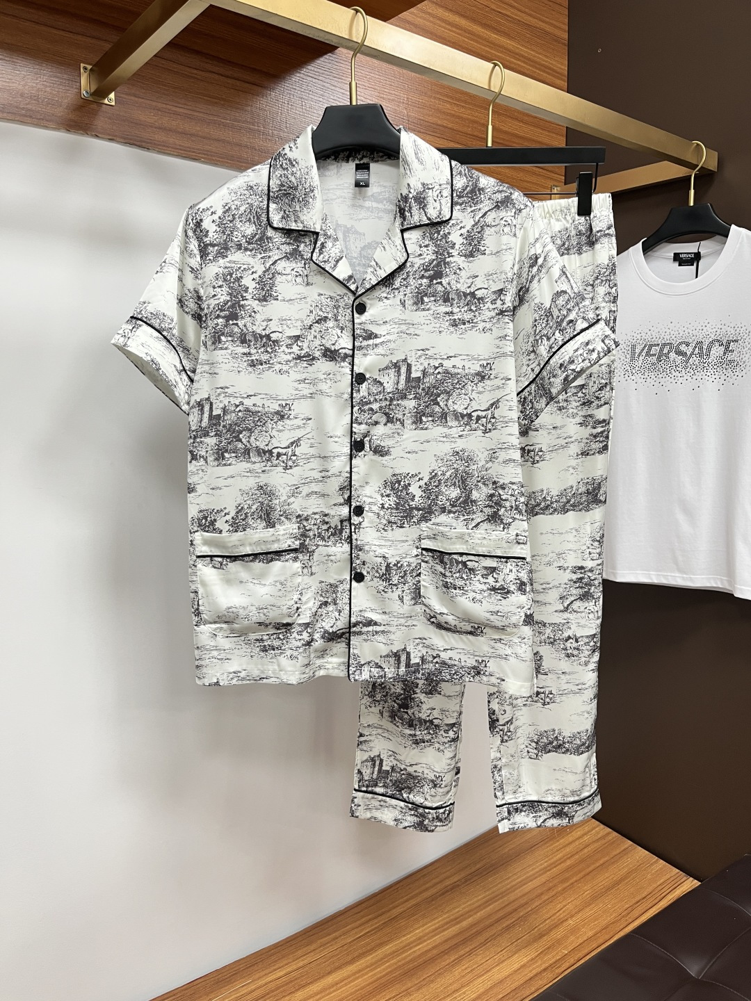 NO:483297,Dior couples' new summer style 2025 home clothes pajamas set, custom ice silk fabric for counter, breathable and comfortable, impeccable details, brand element design concept, reflecting high quality. It feels delicate and soft!  It is casually cut, with a great upper body style!  Number of code M-3XL Please report height and weight to place an order, dior, alexander wang19860909迪奥 情侣款 2025夏季新款 家居服 睡衣 套装,专柜定制冰丝面料 透气舒适度高,细节无可挑剔,品牌元素设计理念,体现高品质.手感细腻柔软！呈现休闲裁剪,上身版型超赞！码数M-3XL 下单请报身高体重,,dior,alexander wang,Men's clothing