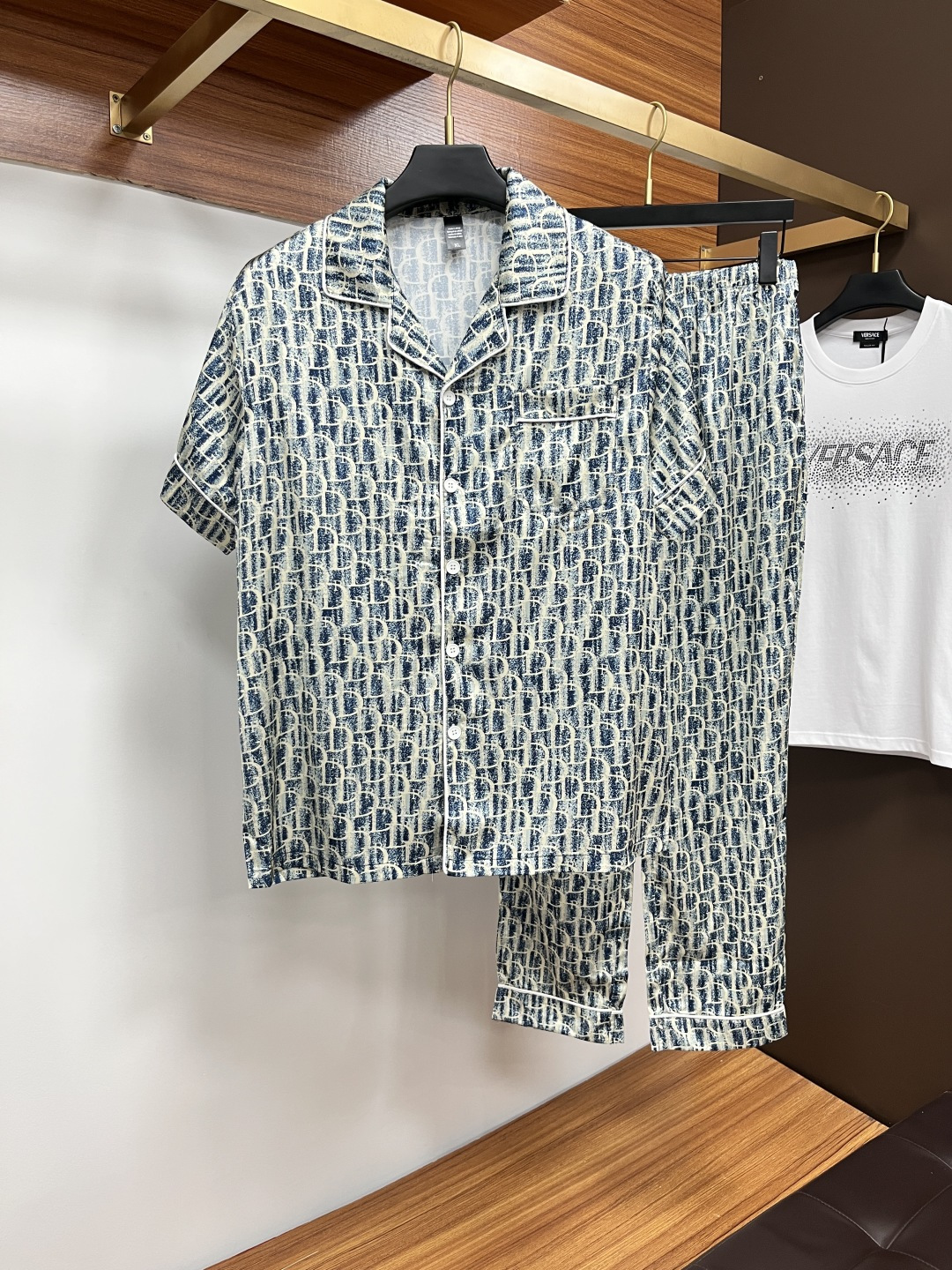 NO:474035,Dior couples' new summer style 2025 home clothes pajamas set, custom ice silk fabric for counter, breathable and comfortable, impeccable details, brand element design concept, reflecting high quality. It feels delicate and soft!  It is casually cut, with a great upper body style!  Number of code M-3XL Please report height and weight to place an order, dior, alexander wang19860909迪奥 情侣款 2025夏季新款 家居服 睡衣 套装,专柜定制冰丝面料 透气舒适度高,细节无可挑剔,品牌元素设计理念,体现高品质.手感细腻柔软！呈现休闲裁剪,上身版型超赞！码数M-3XL 下单请报身高体重,,dior,alexander wang,Men's clothing