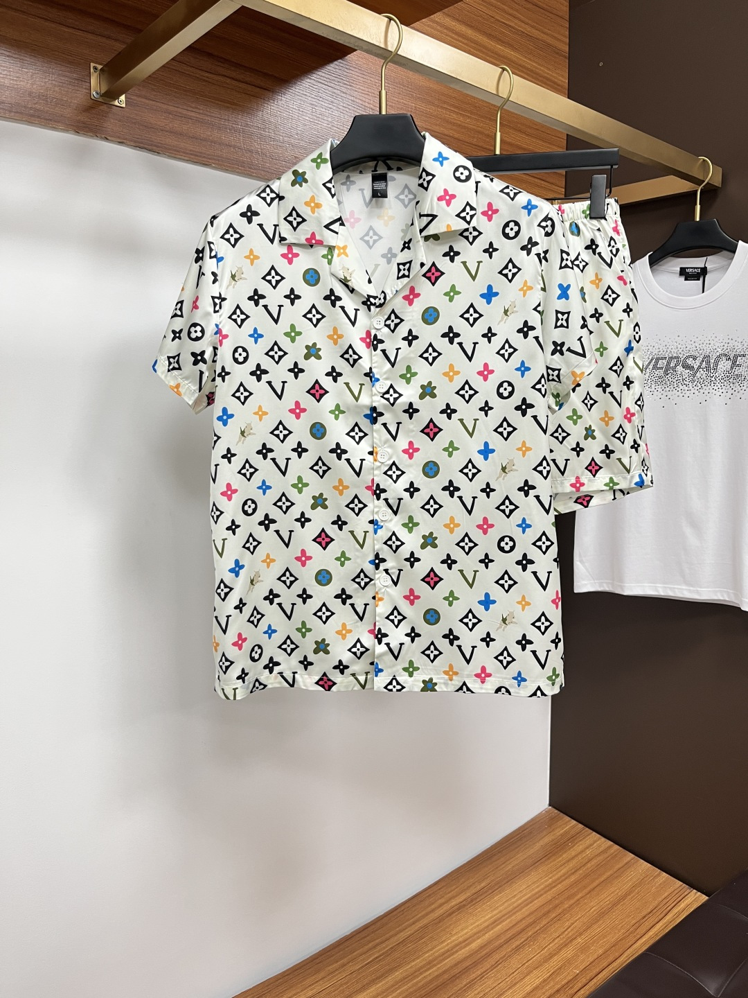 NO:474040,LV couples' new summer style 2025 home clothes pajamas set, custom ice silk fabric for counter, breathable and comfortable, impeccable details, brand element design concept, reflecting high quality. It feels delicate and soft!  It is casually cut, with a great upper body style!  Number of code M-3XL Please report height and weight by placing an order, louis vuitton,alexander wang19860909LV 情侣款 2025夏季新款 家居服 睡衣 套装,专柜定制冰丝面料 透气舒适度高,细节无可挑剔,品牌元素设计理念,体现高品质.手感细腻柔软！呈现休闲裁剪,上身版型超赞！码数M-3XL 下单请报身高体重,,louis vuitton,alexander wang,Men's clothing