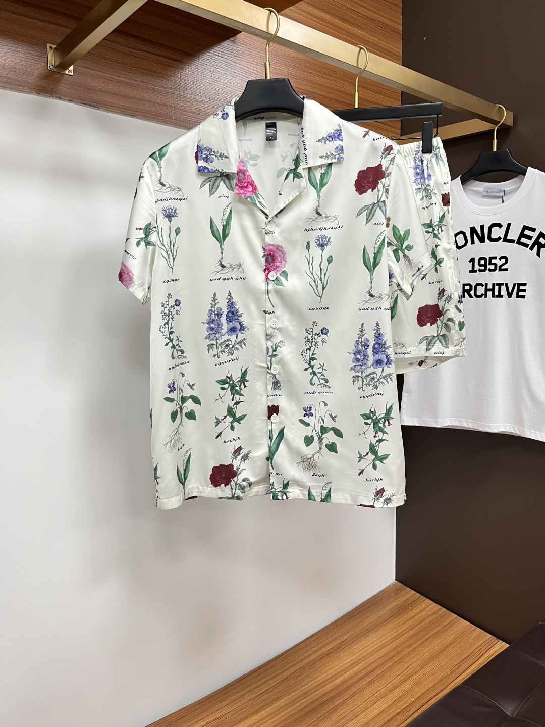 NO:474045,Dior couples' new summer style 2025 home clothes pajamas set, custom ice silk fabric for counter, breathable and comfortable, impeccable details, brand element design concept, reflecting high quality. It feels delicate and soft!  It is casually cut, with a great upper body style!  Number of code M-3XL Please report height and weight to place an order, dior, alexander wang19860909迪奥 情侣款 2025夏季新款 家居服 睡衣 套装,专柜定制冰丝面料 透气舒适度高,细节无可挑剔,品牌元素设计理念,体现高品质.手感细腻柔软！呈现休闲裁剪,上身版型超赞！码数M-3XL 下单请报身高体重,,dior,alexander wang,Men's clothing