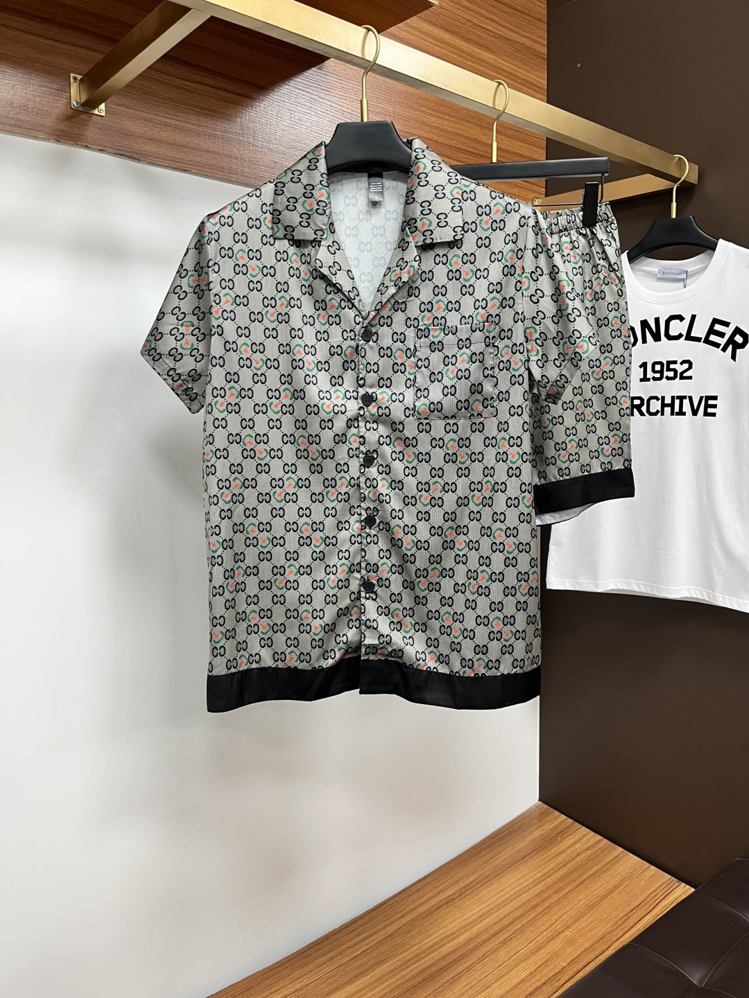 NO:474027,Guqi couples new summer style 2025 home clothes pajamas set, custom ice silk fabric for counter, breathable and comfortable, impeccable details, brand element design concept, reflecting high quality. It feels delicate and soft!  It is casually cut, with a great upper body style!  Number of code M-3XL Please report your height and weight by placing an order, alexander wang19860909古奇 情侣款 2025夏季新款 家居服 睡衣 套装,专柜定制冰丝面料 透气舒适度高,细节无可挑剔,品牌元素设计理念,体现高品质.手感细腻柔软！呈现休闲裁剪,上身版型超赞！码数M-3XL 下单请报身高体重,,alexander wang,Men's clothing