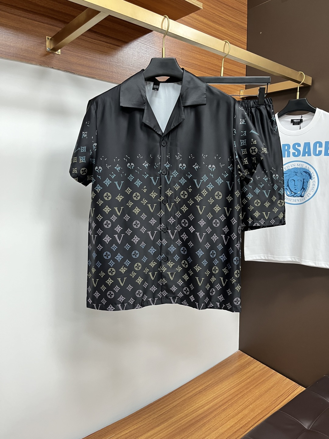 NO:474032,LV couples' new summer style 2025 home clothes pajamas set, custom ice silk fabric for counter, breathable and comfortable, impeccable details, brand element design concept, reflecting high quality. It feels delicate and soft!  It is casually cut, with a great upper body style!  Number of code M-3XL Please report height and weight by placing an order, louis vuitton,alexander wang19860909LV 情侣款 2025夏季新款 家居服 睡衣 套装,专柜定制冰丝面料 透气舒适度高,细节无可挑剔,品牌元素设计理念,体现高品质.手感细腻柔软！呈现休闲裁剪,上身版型超赞！码数M-3XL 下单请报身高体重,,louis vuitton,alexander wang,Men's clothing