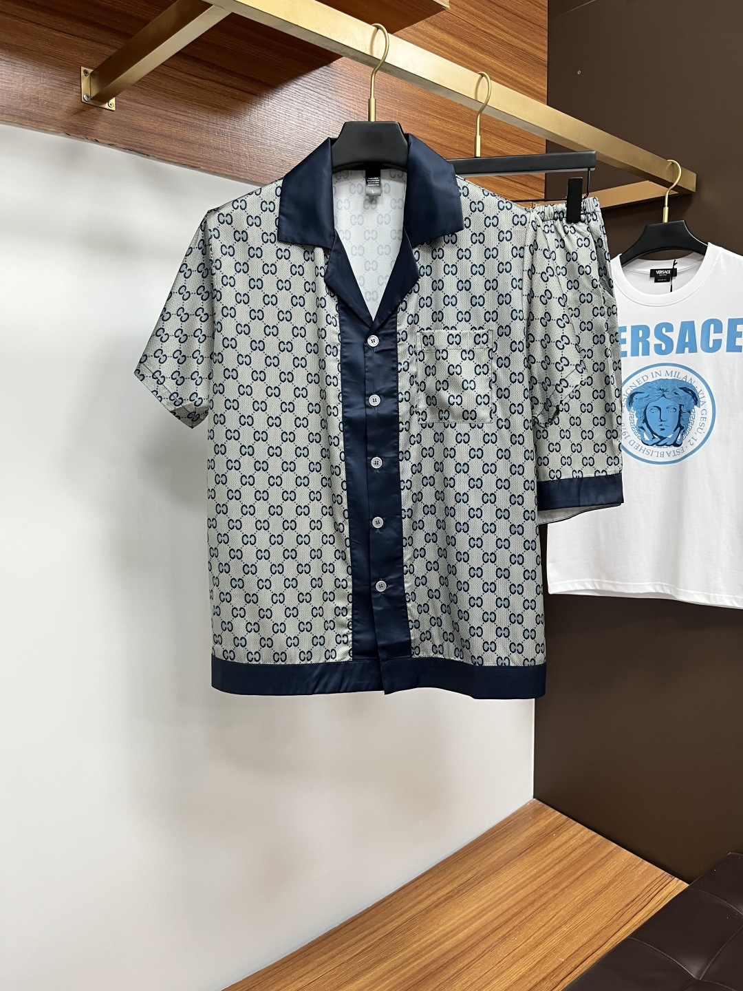 NO:471617,Guqi couples new summer style 2025 home clothes pajamas set, custom ice silk fabric for counter, breathable and comfortable, impeccable details, brand element design concept, reflecting high quality. It feels delicate and soft!  It is casually cut, with a great upper body style!  Number of code M-3XL Please report your height and weight by placing an order, alexander wang19860909古奇 情侣款 2025夏季新款 家居服 睡衣 套装,专柜定制冰丝面料 透气舒适度高,细节无可挑剔,品牌元素设计理念,体现高品质.手感细腻柔软！呈现休闲裁剪,上身版型超赞！码数M-3XL 下单请报身高体重,,alexander wang,Men's clothing