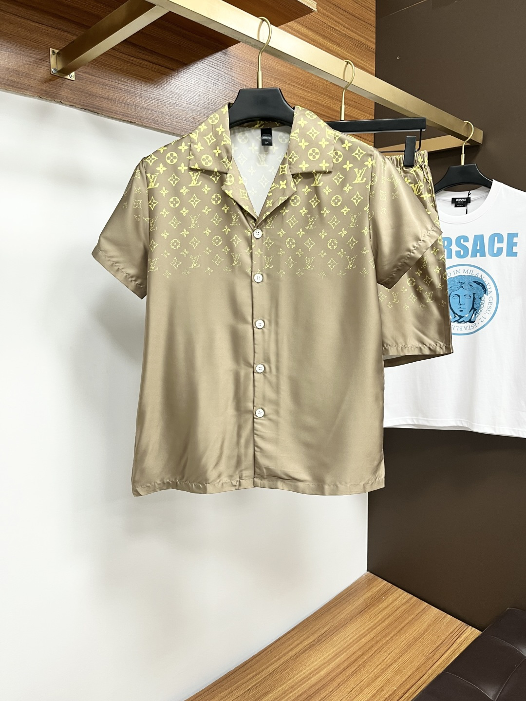 NO:471622,LV couples' new summer style 2025 home clothes pajamas set, custom ice silk fabric for counter, breathable and comfortable, impeccable details, brand element design concept, reflecting high quality. It feels delicate and soft!  It is casually cut, with a great upper body style!  Number of code M-3XL Please report height and weight by placing an order, louis vuitton,alexander wang19860909LV 情侣款 2025夏季新款 家居服 睡衣 套装,专柜定制冰丝面料 透气舒适度高,细节无可挑剔,品牌元素设计理念,体现高品质.手感细腻柔软！呈现休闲裁剪,上身版型超赞！码数M-3XL 下单请报身高体重,,louis vuitton,alexander wang,Men's clothing