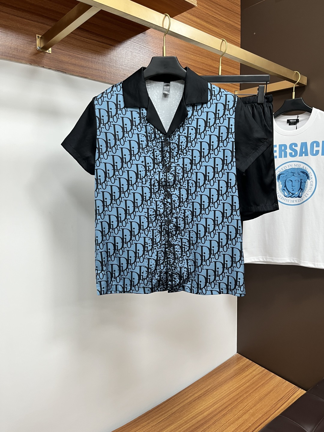 NO:471628,Dior couples' new summer style 2025 home clothes pajamas set, custom ice silk fabric for counter, breathable and comfortable, impeccable details, brand element design concept, reflecting high quality. It feels delicate and soft!  It is casually cut, with a great upper body style!  Number of code M-3XL Please report height and weight to place an order, dior, alexander wang19860909迪奥 情侣款 2025夏季新款 家居服 睡衣 套装,专柜定制冰丝面料 透气舒适度高,细节无可挑剔,品牌元素设计理念,体现高品质.手感细腻柔软！呈现休闲裁剪,上身版型超赞！码数M-3XL 下单请报身高体重,,dior,alexander wang,Men's clothing