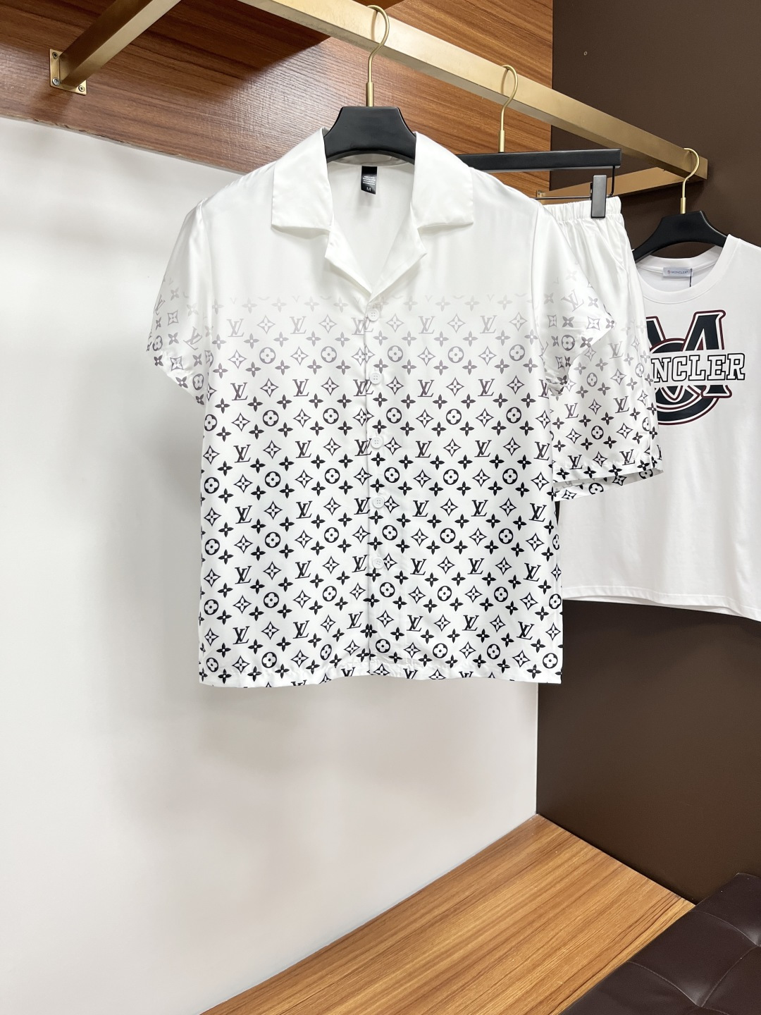 NO:471634,LV couples' new summer style 2025 home clothes pajamas set, custom ice silk fabric for counter, breathable and comfortable, impeccable details, brand element design concept, reflecting high quality. It feels delicate and soft!  It is casually cut, with a great upper body style!  Number of code M-3XL Please report height and weight by placing an order, louis vuitton,alexander wang19860909LV 情侣款 2025夏季新款 家居服 睡衣 套装,专柜定制冰丝面料 透气舒适度高,细节无可挑剔,品牌元素设计理念,体现高品质.手感细腻柔软！呈现休闲裁剪,上身版型超赞！码数M-3XL 下单请报身高体重,,louis vuitton,alexander wang,Men's clothing