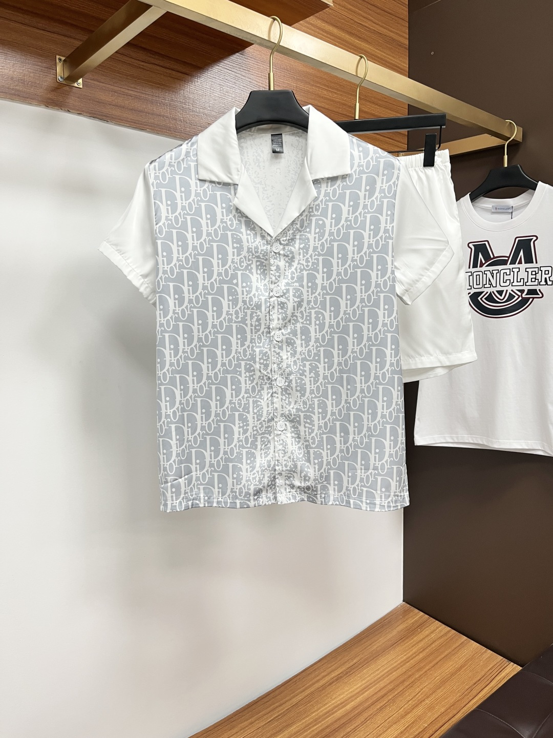 NO:471610,Dior couples' new summer style 2025 home clothes pajamas set, custom ice silk fabric for counter, breathable and comfortable, impeccable details, brand element design concept, reflecting high quality. It feels delicate and soft!  It is casually cut, with a great upper body style!  Number of code M-3XL Please report height and weight to place an order, dior, alexander wang19860909迪奥 情侣款 2025夏季新款 家居服 睡衣 套装,专柜定制冰丝面料 透气舒适度高,细节无可挑剔,品牌元素设计理念,体现高品质.手感细腻柔软！呈现休闲裁剪,上身版型超赞！码数M-3XL 下单请报身高体重,,dior,alexander wang,Men's clothing