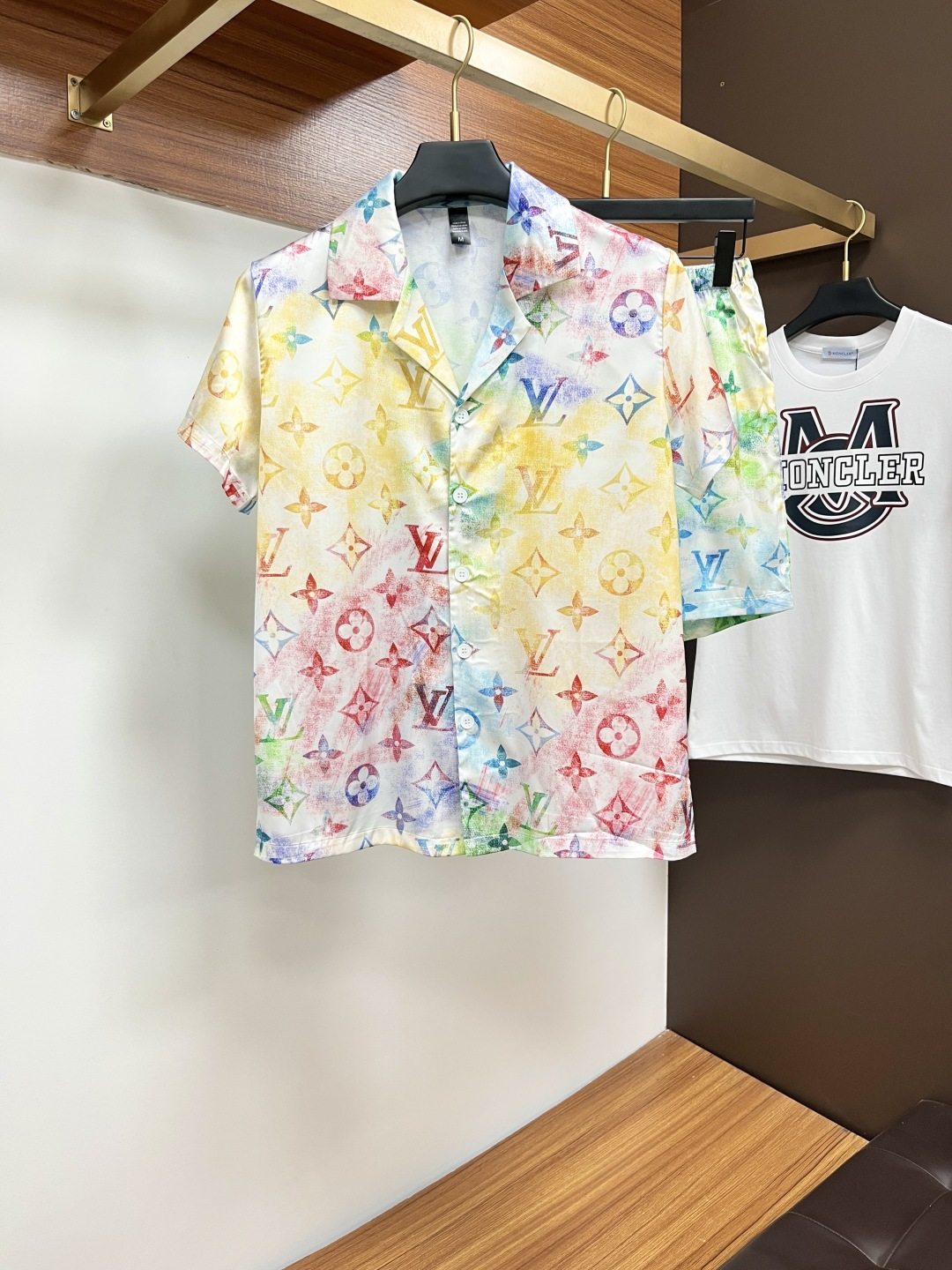 NO:518662,LV couples' new summer style 2025 home clothes pajamas set, custom ice silk fabric for counter, breathable and comfortable, impeccable details, brand element design concept, reflecting high quality. It feels delicate and soft!  It is casually cut, with a great upper body style!  Number of code M-3XL Please report height and weight by placing an order, louis vuitton,alexander wang19860909LV 情侣款 2025夏季新款 家居服 睡衣 套装,专柜定制冰丝面料 透气舒适度高,细节无可挑剔,品牌元素设计理念,体现高品质.手感细腻柔软！呈现休闲裁剪,上身版型超赞！码数M-3XL 下单请报身高体重,,louis vuitton,alexander wang,Men's clothing