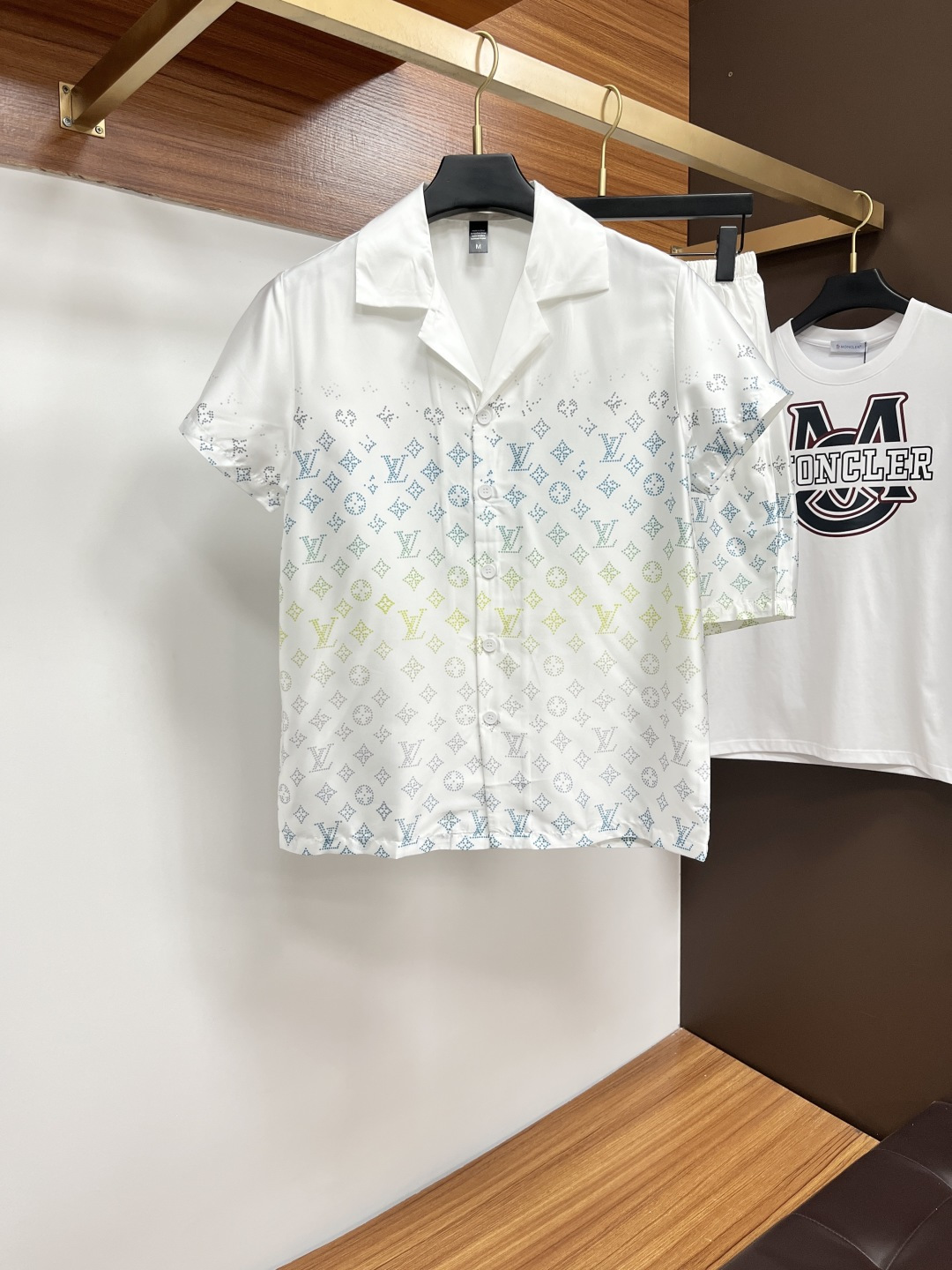 NO:471615,LV couples' new summer style 2025 home clothes pajamas set, custom ice silk fabric for counter, breathable and comfortable, impeccable details, brand element design concept, reflecting high quality. It feels delicate and soft!  It is casually cut, with a great upper body style!  Number of code M-3XL Please report height and weight by placing an order, louis vuitton,alexander wang19860909LV 情侣款 2025夏季新款 家居服 睡衣 套装,专柜定制冰丝面料 透气舒适度高,细节无可挑剔,品牌元素设计理念,体现高品质.手感细腻柔软！呈现休闲裁剪,上身版型超赞！码数M-3XL 下单请报身高体重,,louis vuitton,alexander wang,Men's clothing