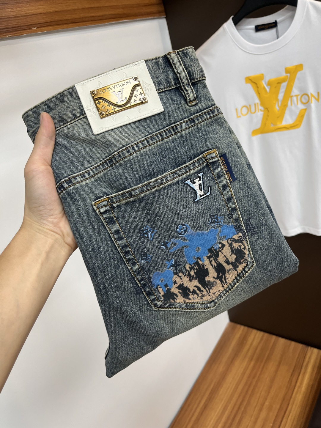 NO:465504,LV The latest jeans in summer 2025 are stress-free when entering and leaving the store. Hot-selling counters. Taste and value are shared. They are very comfortable to wear. Low-key and luxurious. They are very classy when worn. There is no need to say much about the style and cutting of the pants. The upper body is exquisite and vivid. The truly first-class quality is a top-notch material. The real palace-grade casual pants are made of Turkey cotton and produce the most famous tannin fabric. The quality is excellent. The pants are soft after heavy washing. The straight-footed style is not picky. The upper body is absolutely stylish. L25 is extremely luxurious!  Size 29-38, louis vuitton,jeans,alexander wang19860909LV 2025年夏季最新品牛仔裤出入专卖店无压力 专柜热销款 品味与价值共享 身穿着非常舒适 低调不失奢华 穿出去非常有档次,裤型款式和裁剪亦无需多言 上身精致跃然.真正一等一顶级质料 真正殿堂级的休闲裤,选用土耳其的棉花 生产出最有名的单宁布 品质卓然 经过重水洗使得裤子很柔软 直脚的版型 不挑人 上身绝对的有型 L25 极度奢华！尺码29-38,,louis vuitton,jeans,alexander wang,Men's clothing