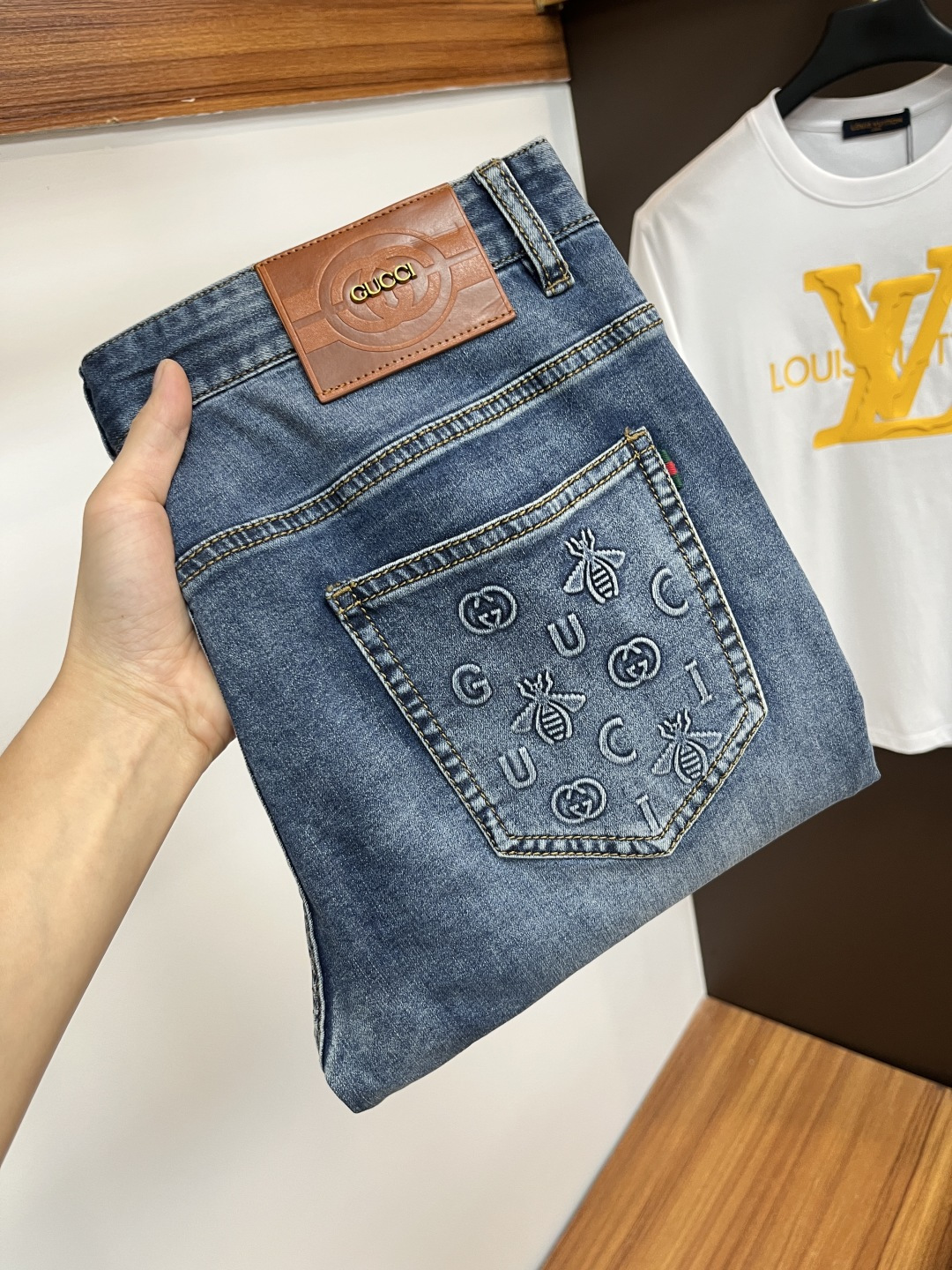 NO:500453,Guqi The latest jeans in summer 2025 are stress-free when entering and leaving the store. Hot-selling counters. Taste and value are shared. They are very comfortable to wear. Low-key and luxurious. They are very classy when worn. There is no need to say much about the style and cutting of the pants. The upper body is exquisite and vivid. The truly first-class quality is a top-notch material. The real palace-grade casual pants are made of Turkey cotton and produce the most famous tannin fabric. The quality is excellent. The pants are soft after heavy washing. The straight-footed style is not picky. The upper body is absolutely stylish. L25 is extremely luxurious!  Size 29-38, jeans,alexander wang19860909古奇 2025年夏季最新品牛仔裤出入专卖店无压力 专柜热销款 品味与价值共享 身穿着非常舒适 低调不失奢华 穿出去非常有档次,裤型款式和裁剪亦无需多言 上身精致跃然.真正一等一顶级质料 真正殿堂级的休闲裤,选用土耳其的棉花 生产出最有名的单宁布 品质卓然 经过重水洗使得裤子很柔软 直脚的版型 不挑人 上身绝对的有型 L25 极度奢华！尺码29-38,,jeans,alexander wang,Men's clothing