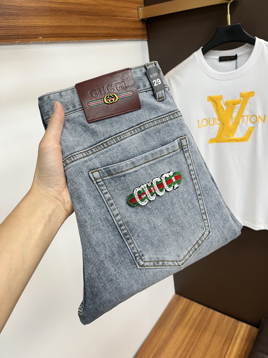 NO:465511,Guqi The latest jeans in summer 2025 are stress-free when entering and leaving the store. Hot-selling counters. Taste and value are shared. They are very comfortable to wear. Low-key and luxurious. They are very classy when worn. There is no need to say much about the style and cutting of the pants. The upper body is exquisite and vivid. The truly first-class quality is a top-notch material. The real palace-grade casual pants are made of Turkey cotton and produce the most famous tannin fabric. The quality is excellent. The pants are soft after heavy washing. The straight-footed style is not picky. The upper body is absolutely stylish. L25 is extremely luxurious!  Size 29-38, jeans,alexander wang19860909古奇 2025年夏季最新品牛仔裤出入专卖店无压力 专柜热销款 品味与价值共享 身穿着非常舒适 低调不失奢华 穿出去非常有档次,裤型款式和裁剪亦无需多言 上身精致跃然.真正一等一顶级质料 真正殿堂级的休闲裤,选用土耳其的棉花 生产出最有名的单宁布 品质卓然 经过重水洗使得裤子很柔软 直脚的版型 不挑人 上身绝对的有型 L25 极度奢华！尺码29-38,,jeans,alexander wang,Men's clothing