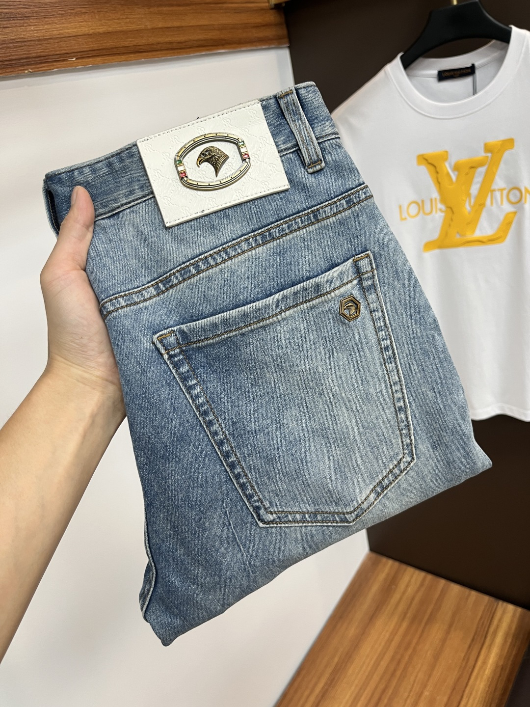 NO:465516,Stephen The latest jeans in summer 2025 are stress-free when entering and leaving the store. The counter is popular. Taste and value are shared. They are very comfortable to wear. Low-key and luxurious. They are very classy when worn. There is no need to say much about the style and cutting of the pants. The upper body is exquisite and vivid. The truly first-class quality is a top-notch material. The real palace-grade casual pants are made of Turkey cotton and produce the most famous tannin fabric. The quality is excellent. The pants are soft after heavy washing. The straight-footed style is not picky. The upper body is absolutely stylish. L25 is extremely luxurious!  Size 29-38, jeans,alexander wang19860909史蒂芬 2025年夏季最新品牛仔裤出入专卖店无压力 专柜热销款 品味与价值共享 身穿着非常舒适 低调不失奢华 穿出去非常有档次,裤型款式和裁剪亦无需多言 上身精致跃然.真正一等一顶级质料 真正殿堂级的休闲裤,选用土耳其的棉花 生产出最有名的单宁布 品质卓然 经过重水洗使得裤子很柔软 直脚的版型 不挑人 上身绝对的有型 L25 极度奢华！尺码29-38,,jeans,alexander wang,Men's clothing