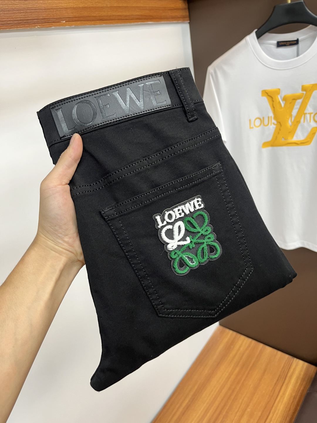 NO:465462,Luo Yiwei The latest jeans in summer 2025 are stress-free when entering and leaving the store. The counter is popular. Taste and value are shared. It is very comfortable to wear. It is low-key and luxurious. It is very classy when worn. The trouser style and cutting are not necessary. The upper body is exquisite and vivid. It is truly first-class and top-quality. The real palace-grade casual pants are made of Turkey cotton and produce the most famous tannin cloth. The quality is excellent. It is heavy washed and makes the pants very soft. The straight-footed style is not picky. The upper body is absolutely stylish. L25 is extremely luxurious!  Size 29-38, loewe, jeans, alexander wang19860909罗意威 2025年夏季最新品牛仔裤出入专卖店无压力 专柜热销款 品味与价值共享 身穿着非常舒适 低调不失奢华 穿出去非常有档次,裤型款式和裁剪亦无需多言 上身精致跃然.真正一等一顶级质料 真正殿堂级的休闲裤,选用土耳其的棉花 生产出最有名的单宁布 品质卓然 经过重水洗使得裤子很柔软 直脚的版型 不挑人 上身绝对的有型 L25 极度奢华！尺码29-38,,loewe,jeans,alexander wang,Men's clothing