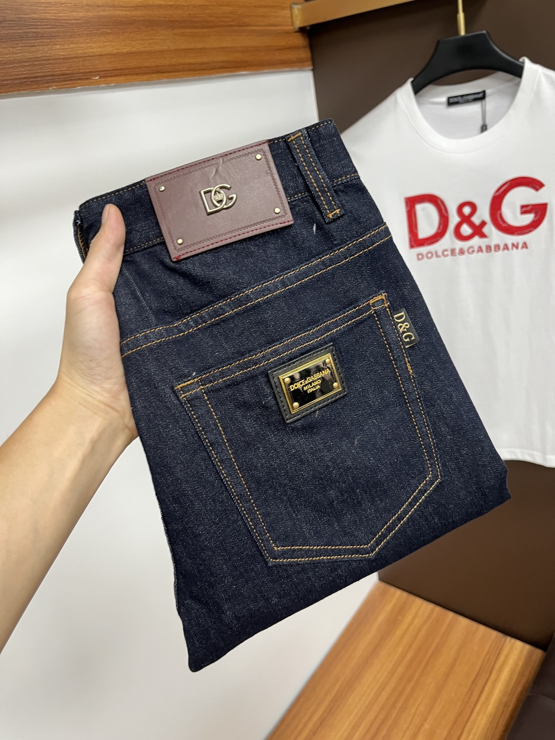 NO:493695,DG's latest summer 2025 jeans are stress-free when entering and leaving the store. The counter is popular. Taste and value are shared. It is very comfortable to wear. It is low-key and luxurious. It is very classy when worn. The trouser style and cutting are not too much. The upper body is exquisite and vivid. It is truly first-class and top-quality. The real palace-grade casual pants are made of Turkey cotton and produce the most famous tannin cloth. The quality is excellent. It is heavy washing and makes the pants very soft. The straight-footed style is not picky. The upper body is absolutely stylish. L25 is extremely luxurious!  Size 29-38, jeans,alexander wang19860909DG 2025年夏季最新品牛仔裤出入专卖店无压力 专柜热销款 品味与价值共享 身穿着非常舒适 低调不失奢华 穿出去非常有档次,裤型款式和裁剪亦无需多言 上身精致跃然.真正一等一顶级质料 真正殿堂级的休闲裤,选用土耳其的棉花 生产出最有名的单宁布 品质卓然 经过重水洗使得裤子很柔软 直脚的版型 不挑人 上身绝对的有型 L25 极度奢华！尺码29-38,,jeans,alexander wang,Men's clothing