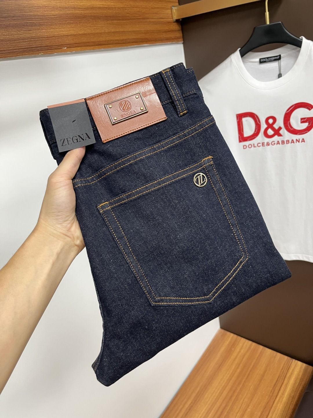 NO:465470,DG's latest summer 2025 jeans are stress-free when entering and leaving the store. Hot-selling counters. Taste and value are shared. They are very comfortable to wear. Low-key and luxurious. They are very classy when worn. There is no need to say much about the style and cutting of the pants. The upper body is exquisite and vivid. The truly first-class quality is a top-notch material. The real palace-grade casual pants are made of Turkey cotton and produce the most famous tannin fabric. The quality is excellent. The pants are soft after heavy washing. The straight-footed style is not picky. The upper body is absolutely stylish. L25 is extremely luxurious!  Size 29-38, jeans,alexander wang19860909DG 2025年夏季最新品牛仔裤出入专卖店无压力 专柜热销款 品味与价值共享 身穿着非常舒适 低调不失奢华 穿出去非常有档次,裤型款式和裁剪亦无需多言 上身精致跃然.真正一等一顶级质料 真正殿堂级的休闲裤,选用土耳其的棉花 生产出最有名的单宁布 品质卓然 经过重水洗使得裤子很柔软 直脚的版型 不挑人 上身绝对的有型 L25 极度奢华！尺码29-38,,jeans,alexander wang,Men's clothing