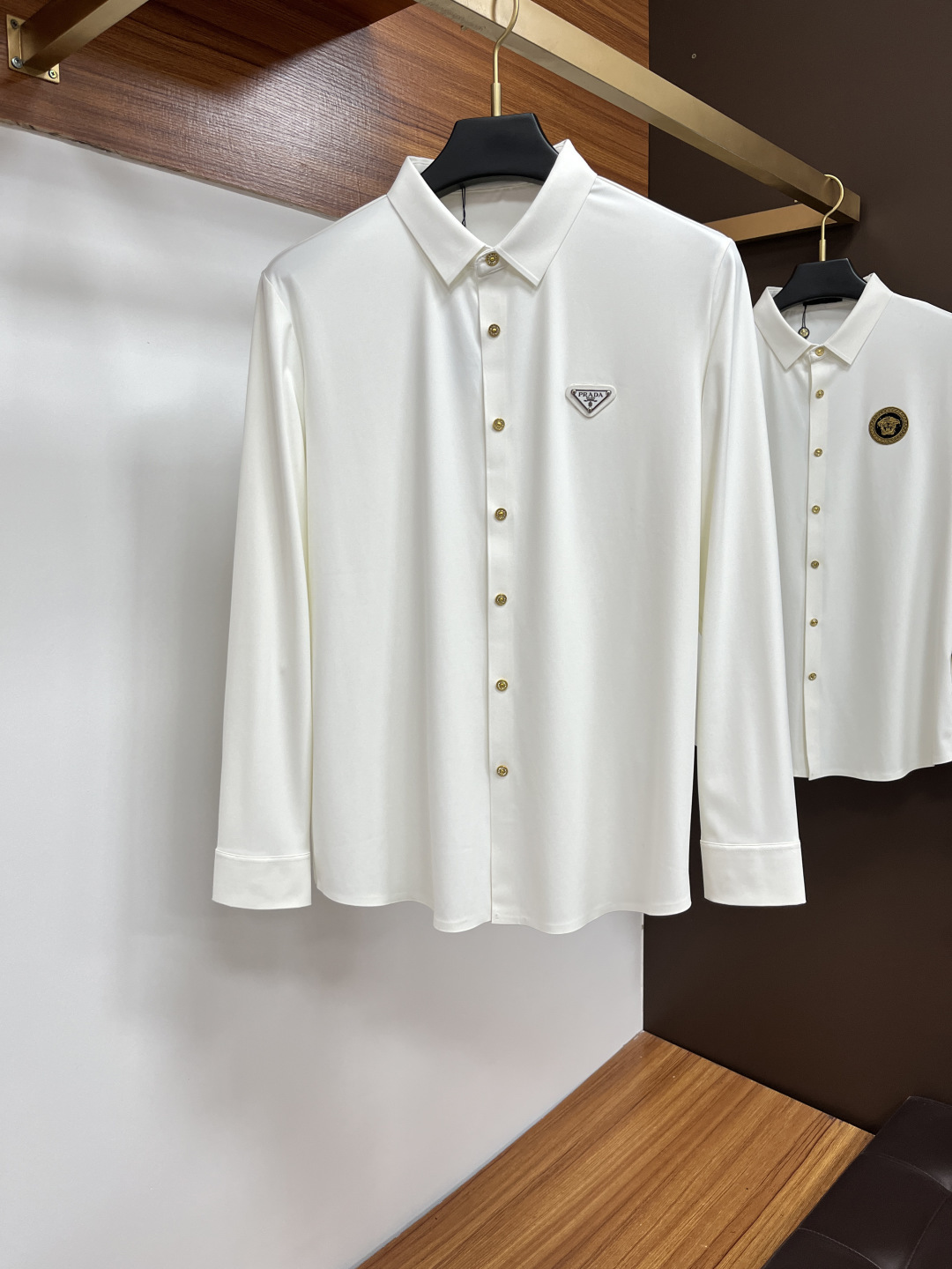 NO:465476,Prada 25S Fall Men's Long Sleeve Shirt, Excellent Material and Workmanship!  !  The most basic soul of a good item is made of customer-supplied double-strand mercerized fabric, which is extremely delicate and has a full texture. The front chest is decorated with war horse soft rubber to ensure perfect wear comfort. The wiring and details everywhere are more rigorous and meticulous, and it is so flawless from the inside to the outside.. Code M-3XL, prada,shirts,alexander wang19860909普拉达 25S秋季男士长袖衬衫,材质和做工极好！！一件好的单品最为基础的灵魂,采用客供双股丝光面料,极为细腻,质感满分 前胸饰有战马软胶保证完美的穿着舒适度,各处的走线跟细节更是严谨缜密,从内到外都是如此无瑕..码数M-3XL,,prada,shirts,alexander wang,Men's clothing