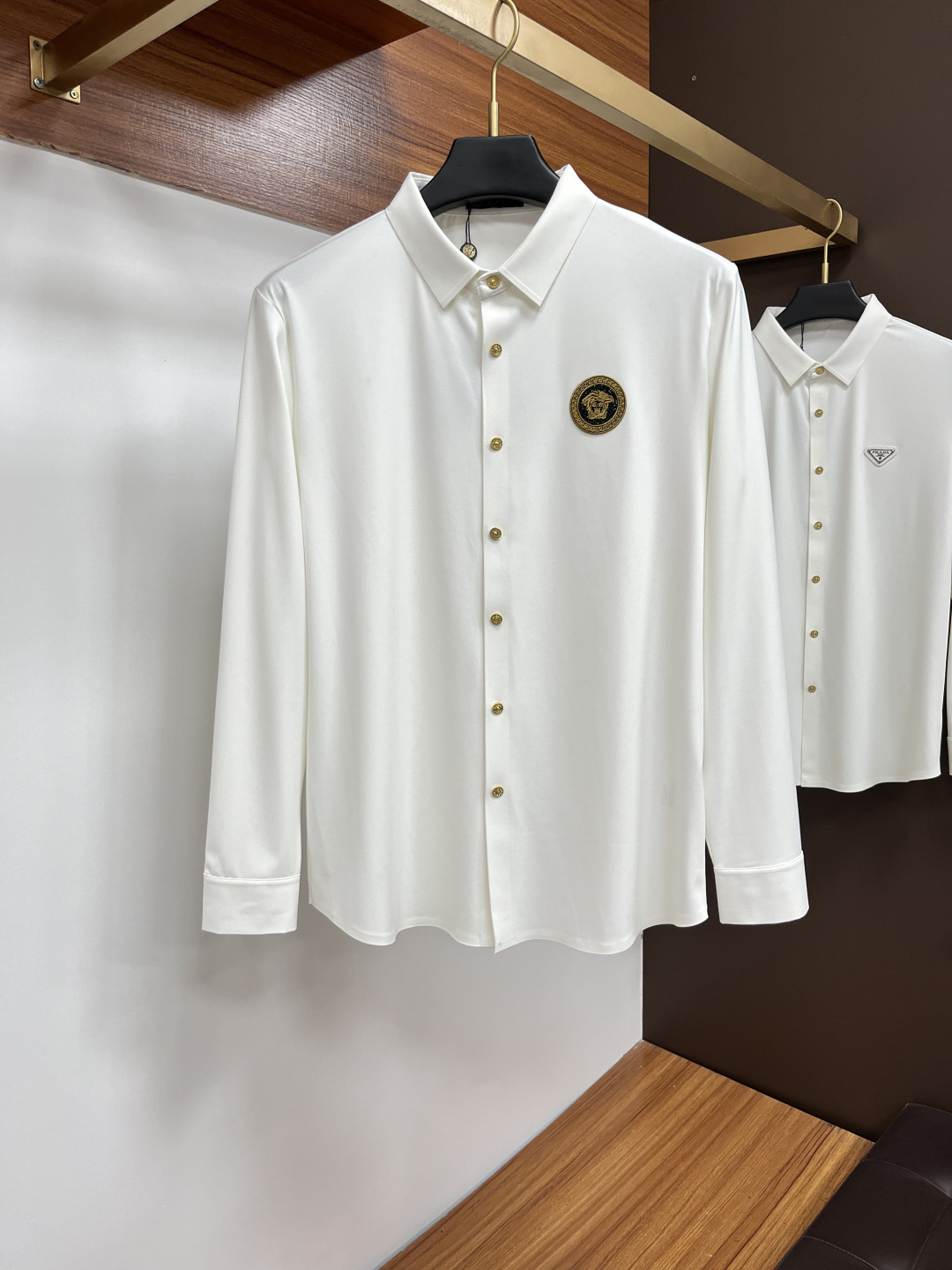 NO:465484,Versace 25S autumn men's long-sleeved shirt, excellent material and workmanship!  !  The most basic soul of a good item is made of customer-supplied double-strand mercerized fabric, which is extremely delicate and has a full texture. The front chest is decorated with war horse soft rubber to ensure perfect wear comfort. The wiring and details everywhere are more rigorous and meticulous, and it is so flawless from the inside to the outside.. M-3XL, versace, shirts, alexander wang19860909范思哲 25S秋季男士长袖衬衫,材质和做工极好！！一件好的单品最为基础的灵魂,采用客供双股丝光面料,极为细腻,质感满分 前胸饰有战马软胶保证完美的穿着舒适度,各处的走线跟细节更是严谨缜密,从内到外都是如此无瑕..码数M-3XL,,versace,shirts,alexander wang,Men's clothing