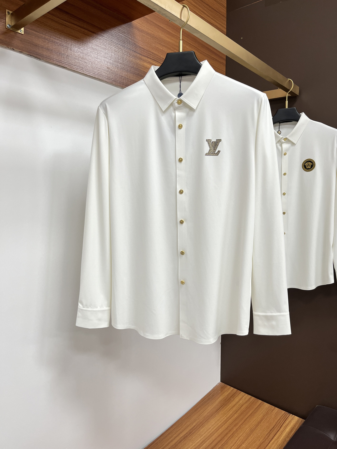 NO:465490,LV 25S Autumn Men's Long Sleeve Shirt, Excellent Material and Workmanship!  !  The most basic soul of a good item is made of customer-supplied double-strand mercerized fabric, which is extremely delicate and has a full texture. The front chest is decorated with war horse soft rubber to ensure perfect wear comfort. The wiring and details everywhere are more rigorous and meticulous, and it is so flawless from the inside to the outside.. Code number M-3XL, louis vuitton,shirts,alexander wang19860909LV 25S秋季男士长袖衬衫,材质和做工极好！！一件好的单品最为基础的灵魂,采用客供双股丝光面料,极为细腻,质感满分 前胸饰有战马软胶保证完美的穿着舒适度,各处的走线跟细节更是严谨缜密,从内到外都是如此无瑕..码数M-3XL,,louis vuitton,shirts,alexander wang,Men's clothing