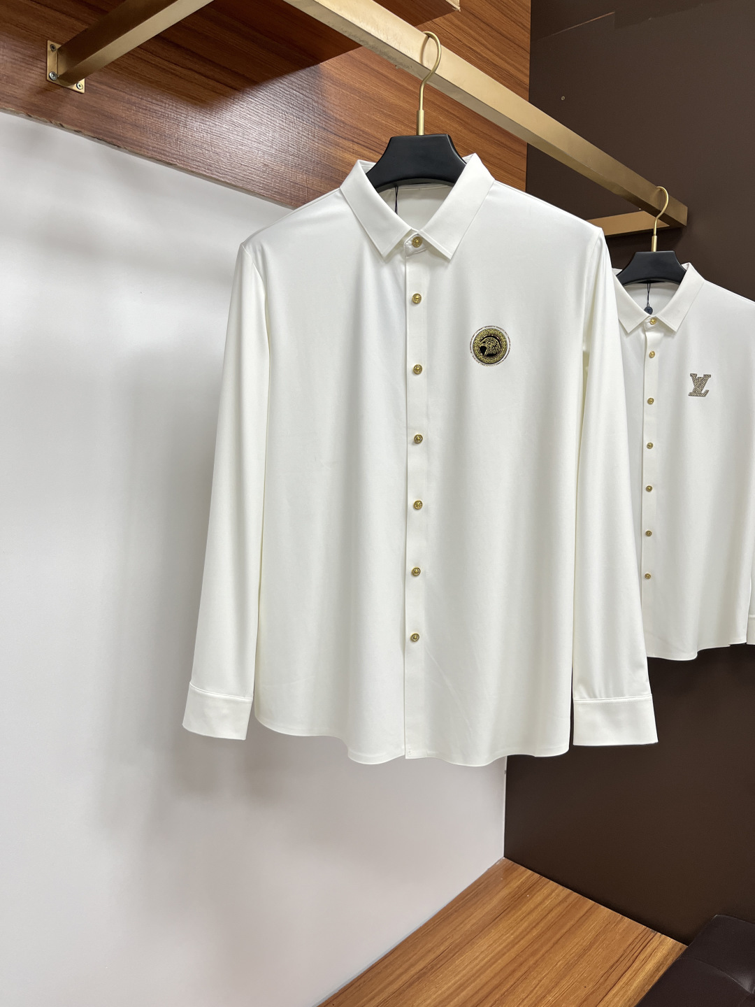 NO:465495,Stephen 25S Fall Men's Long Sleeve Shirt with Excellent Material and Workmanship!  !  The most basic soul of a good item is made of customer-supplied double-strand mercerized fabric, which is extremely delicate and has a full texture. The front chest is decorated with war horse soft rubber to ensure perfect wear comfort. The wiring and details everywhere are more rigorous and meticulous, and are so flawless from the inside to the outside.. M-3XL, Shirts, alexander wang19860909史蒂芬 25S秋季男士长袖衬衫,材质和做工极好！！一件好的单品最为基础的灵魂,采用客供双股丝光面料,极为细腻,质感满分 前胸饰有战马软胶保证完美的穿着舒适度,各处的走线跟细节更是严谨缜密,从内到外都是如此无瑕..码数M-3XL,,shirts,alexander wang,Men's clothing