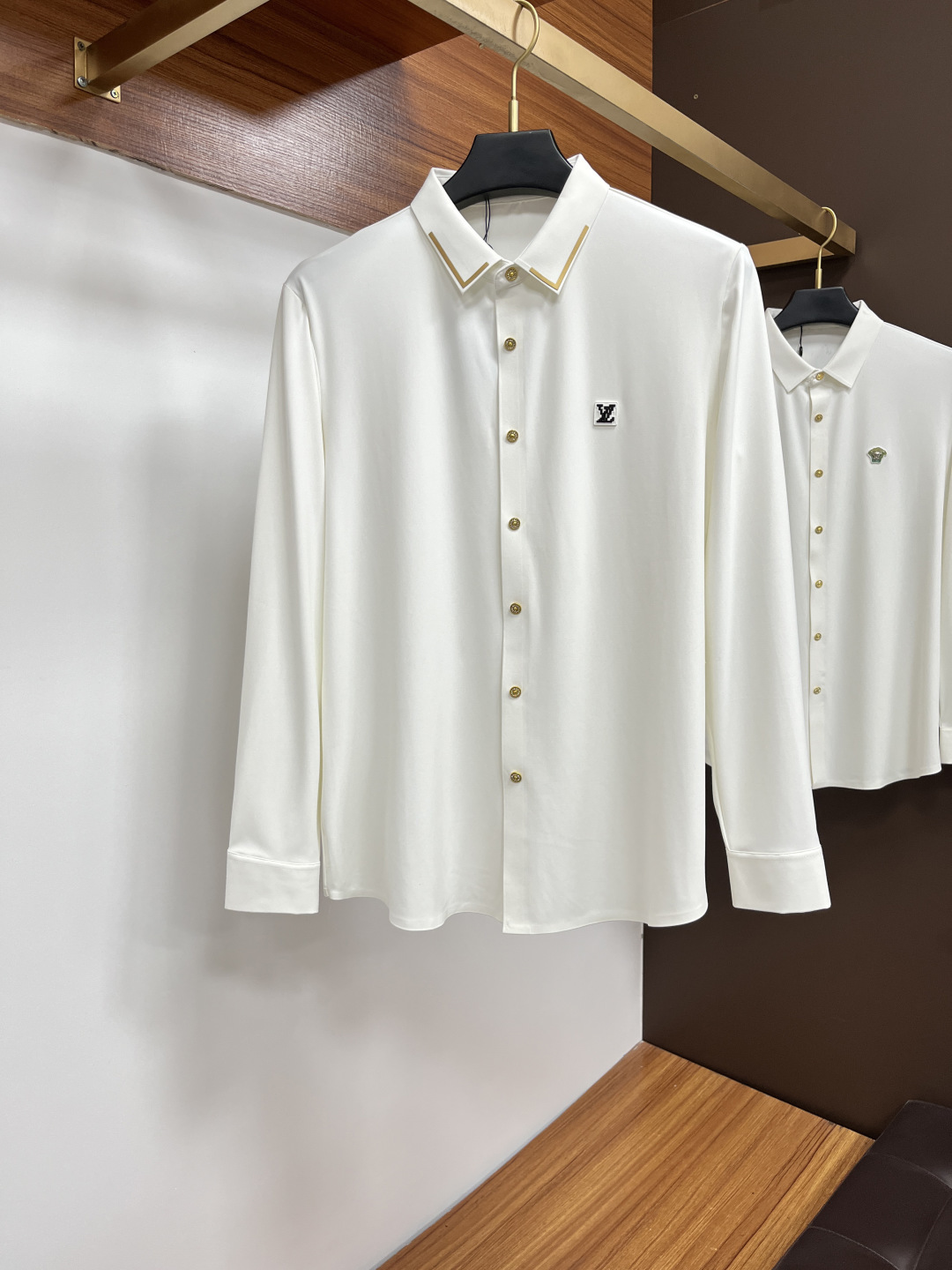 NO:465517,LV 25S Autumn Men's Long Sleeve Shirt, Excellent Material and Workmanship!  !  The most basic soul of a good item is made of customer-supplied double-strand mercerized fabric, which is extremely delicate and has a full texture. The front chest is decorated with war horse soft rubber to ensure perfect wear comfort. The wiring and details everywhere are more rigorous and meticulous, and it is so flawless from the inside to the outside.. Code number M-3XL, louis vuitton,shirts,alexander wang19860909LV 25S秋季男士长袖衬衫,材质和做工极好！！一件好的单品最为基础的灵魂,采用客供双股丝光面料,极为细腻,质感满分 前胸饰有战马软胶保证完美的穿着舒适度,各处的走线跟细节更是严谨缜密,从内到外都是如此无瑕..码数M-3XL,,louis vuitton,shirts,alexander wang,Men's clothing