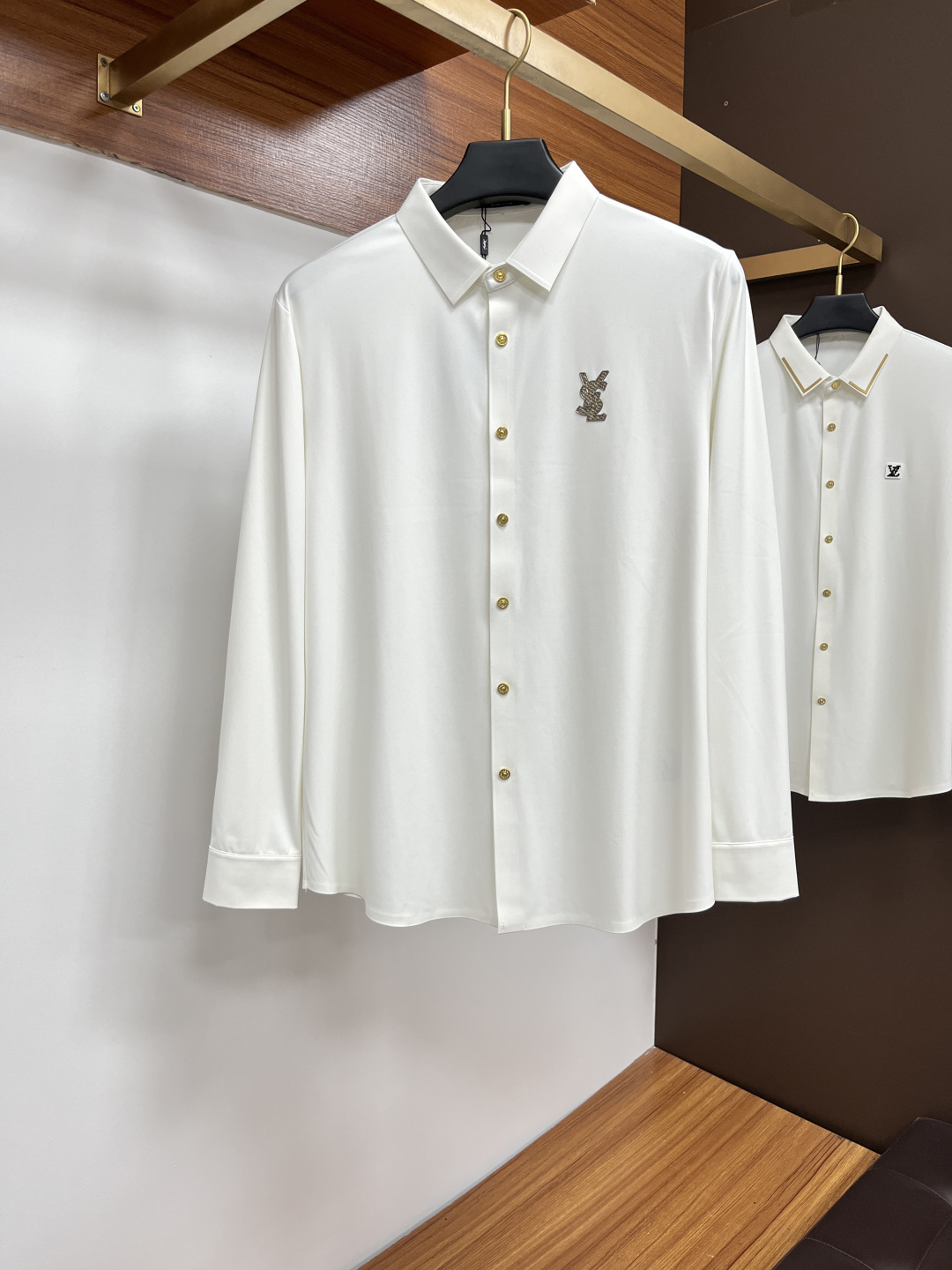 NO:465521,Saint Laurent 25S Autumn Men's Long Sleeve Shirt, Excellent Material and Workmanship!  !  The most basic soul of a good item is made of customer-supplied double-strand mercerized fabric, which is extremely delicate and has a full texture. The front chest is decorated with war horse soft rubber to ensure perfect wear comfort. The wiring and details everywhere are more rigorous and meticulous, and it is so flawless from the inside to the outside.. Code M-3XL, saint laurent,shirts,alexander wang19860909圣罗兰 25S秋季男士长袖衬衫,材质和做工极好！！一件好的单品最为基础的灵魂,采用客供双股丝光面料,极为细腻,质感满分 前胸饰有战马软胶保证完美的穿着舒适度,各处的走线跟细节更是严谨缜密,从内到外都是如此无瑕..码数M-3XL,,saint laurent,shirts,alexander wang,Men's clothing