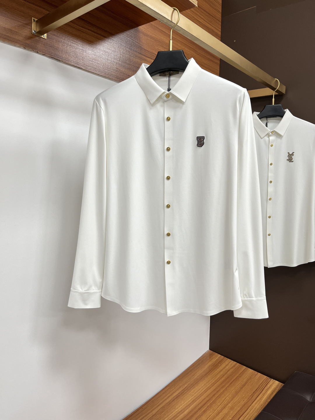 NO:538232,Burberry 25S Autumn Men's Long Sleeve Shirt, Excellent Material and Workmanship!  !  The most basic soul of a good item is made of customer-supplied double-strand mercerized fabric, which is extremely delicate and has a full texture. The front chest is decorated with war horse soft rubber to ensure perfect wear comfort. The wiring and details everywhere are more rigorous and meticulous, and are so flawless from the inside to the outside.. M-3XL, burberry, shirts, alexander wang19860909巴宝莉 25S秋季男士长袖衬衫,材质和做工极好！！一件好的单品最为基础的灵魂,采用客供双股丝光面料,极为细腻,质感满分 前胸饰有战马软胶保证完美的穿着舒适度,各处的走线跟细节更是严谨缜密,从内到外都是如此无瑕..码数M-3XL,,burberry,shirts,alexander wang,Men's clothing