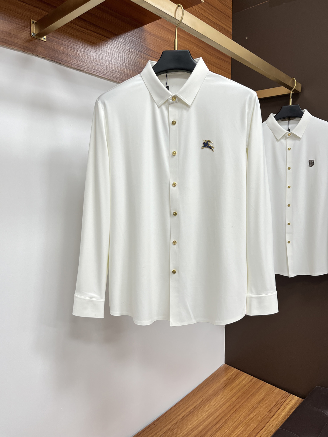 NO:465526,Burberry 25S Autumn Men's Long Sleeve Shirt, Excellent Material and Workmanship!  !  The most basic soul of a good item is made of customer-supplied double-strand mercerized fabric, which is extremely delicate and has a full texture. The front chest is decorated with war horse soft rubber to ensure perfect wear comfort. The wiring and details everywhere are more rigorous and meticulous, and are so flawless from the inside to the outside.. M-3XL, burberry, shirts, alexander wang19860909巴宝莉 25S秋季男士长袖衬衫,材质和做工极好！！一件好的单品最为基础的灵魂,采用客供双股丝光面料,极为细腻,质感满分 前胸饰有战马软胶保证完美的穿着舒适度,各处的走线跟细节更是严谨缜密,从内到外都是如此无瑕..码数M-3XL,,burberry,shirts,alexander wang,Men's clothing