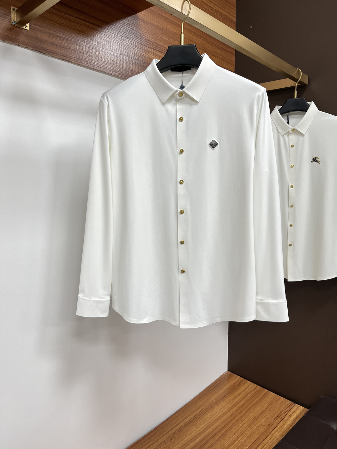 NO:465878,LV 25S Autumn Men's Long Sleeve Shirt, Excellent Material and Workmanship!  !  The most basic soul of a good item is made of customer-supplied double-strand mercerized fabric, which is extremely delicate and has a full texture. The front chest is decorated with war horse soft rubber to ensure perfect wear comfort. The wiring and details everywhere are more rigorous and meticulous, and it is so flawless from the inside to the outside.. Code number M-3XL, louis vuitton,shirts,alexander wang19860909LV 25S秋季男士长袖衬衫,材质和做工极好！！一件好的单品最为基础的灵魂,采用客供双股丝光面料,极为细腻,质感满分 前胸饰有战马软胶保证完美的穿着舒适度,各处的走线跟细节更是严谨缜密,从内到外都是如此无瑕..码数M-3XL,,louis vuitton,shirts,alexander wang,Men's clothing