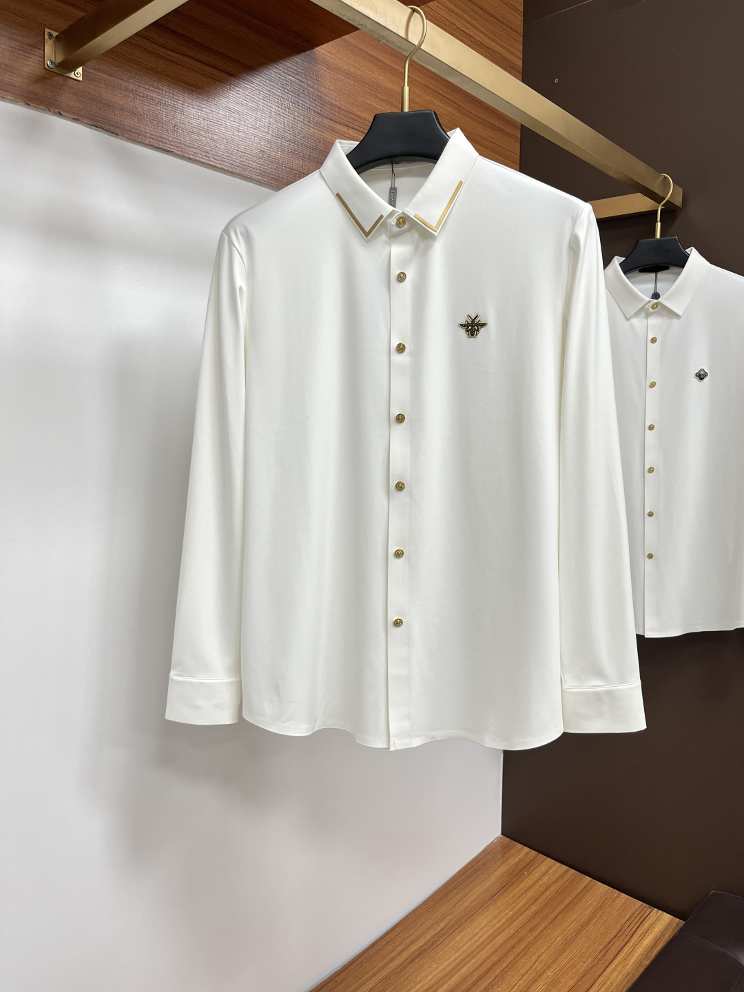 NO:601584,LV 25S autumn men's long-sleeved shirt, excellent material and workmanship!  !  The most basic soul of a good item is made of double-strand mercerized fabric supplied by customers, which is extremely delicate and has perfect texture. The war horse soft rubber is decorated on the front chest to ensure perfect wearing comfort. The wiring and details everywhere are rigorous and meticulous, and it is so flawless from the inside to the outside. Size M-3XL, Louis Vuitton, shirts, alexander wang19860909LV 25S秋季男士长袖衬衫,材质和做工极好！！一件好的单品最为基础的灵魂,采用客供双股丝光面料,极为细腻,质感满分 前胸饰有战马软胶保证完美的穿着舒适度,各处的走线跟细节更是严谨缜密,从内到外都是如此无瑕..码数M-3XL,,louis vuitton,shirts,alexander wang,Men's clothing