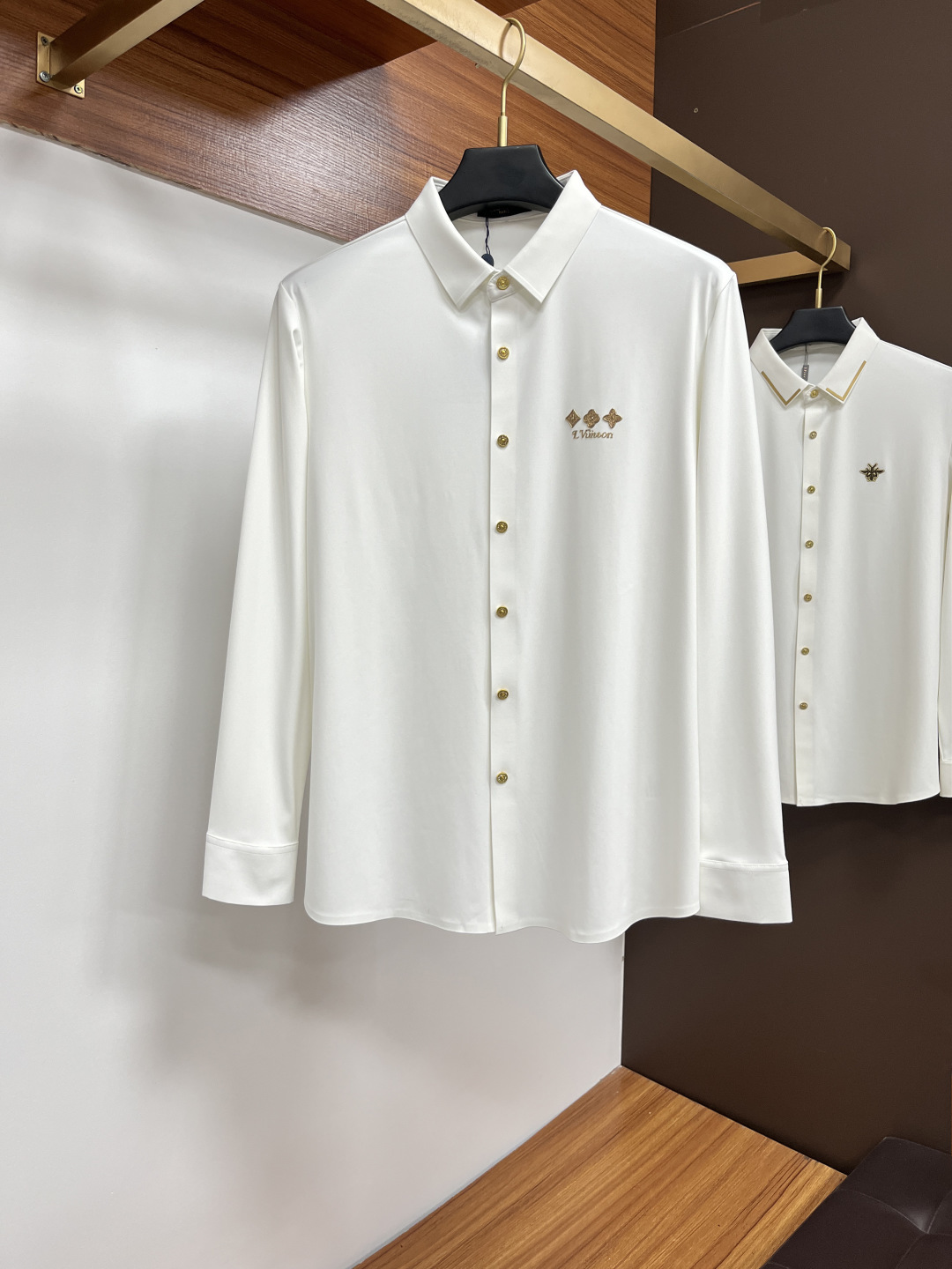 NO:465532,LV 25S Autumn Men's Long Sleeve Shirt, Excellent Material and Workmanship!  !  The most basic soul of a good item is made of customer-supplied double-strand mercerized fabric, which is extremely delicate and has a full texture. The front chest is decorated with war horse soft rubber to ensure perfect wear comfort. The wiring and details everywhere are more rigorous and meticulous, and it is so flawless from the inside to the outside.. Code number M-3XL, louis vuitton,shirts,alexander wang19860909LV 25S秋季男士长袖衬衫,材质和做工极好！！一件好的单品最为基础的灵魂,采用客供双股丝光面料,极为细腻,质感满分 前胸饰有战马软胶保证完美的穿着舒适度,各处的走线跟细节更是严谨缜密,从内到外都是如此无瑕..码数M-3XL,,louis vuitton,shirts,alexander wang,Men's clothing