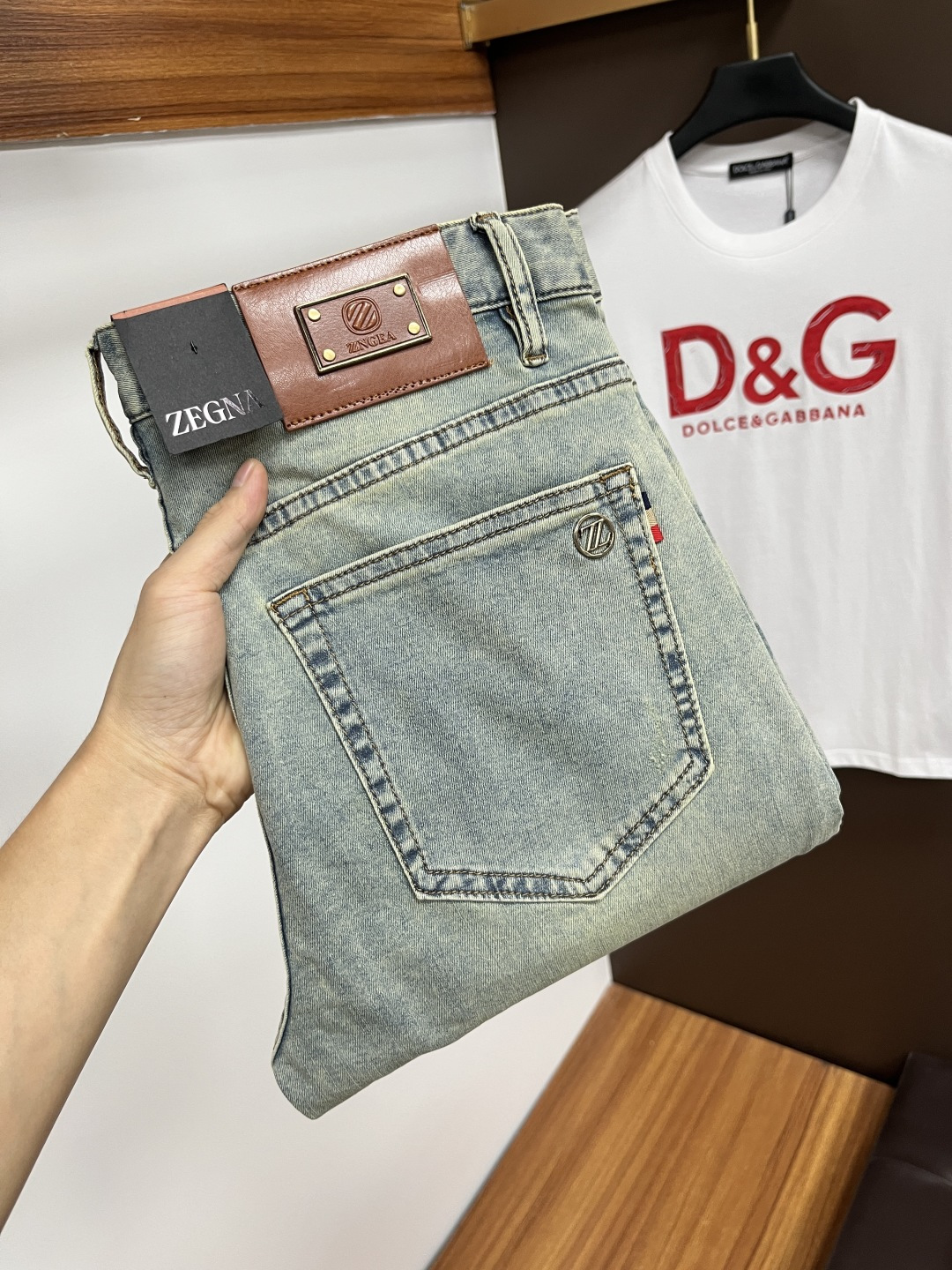 NO:468994,DG's latest summer jeans are stress-free when entering and leaving the store. Hot-selling counters. Taste and value are shared. They are very comfortable to wear. Low-key and luxurious. They are very classy when worn. There is no need to say much about the style and cutting of the pants. The upper body is exquisite and vivid. The true first-class quality is a truly palace-grade casual pants, which are made of Turkish cotton, and produce the most famous tannin cloth. The quality is excellent. The pants are soft after heavy washing. The straight-footed style is not picky. The upper body is absolutely stylish. L25 is extremely luxurious!  Size 29-38, jeans,alexander wang19860909DG 年夏季最新品牛仔裤出入专卖店无压力 专柜热销款 品味与价值共享 身穿着非常舒适 低调不失奢华 穿出去非常有档次,裤型款式和裁剪亦无需多言 上身精致跃然.真正一等一顶级质料 真正殿堂级的休闲裤,选用土耳其的棉花 生产出最有名的单宁布 品质卓然 经过重水洗使得裤子很柔软 直脚的版型 不挑人 上身绝对的有型 L25 极度奢华！尺码29-38,,jeans,alexander wang,Men's clothing