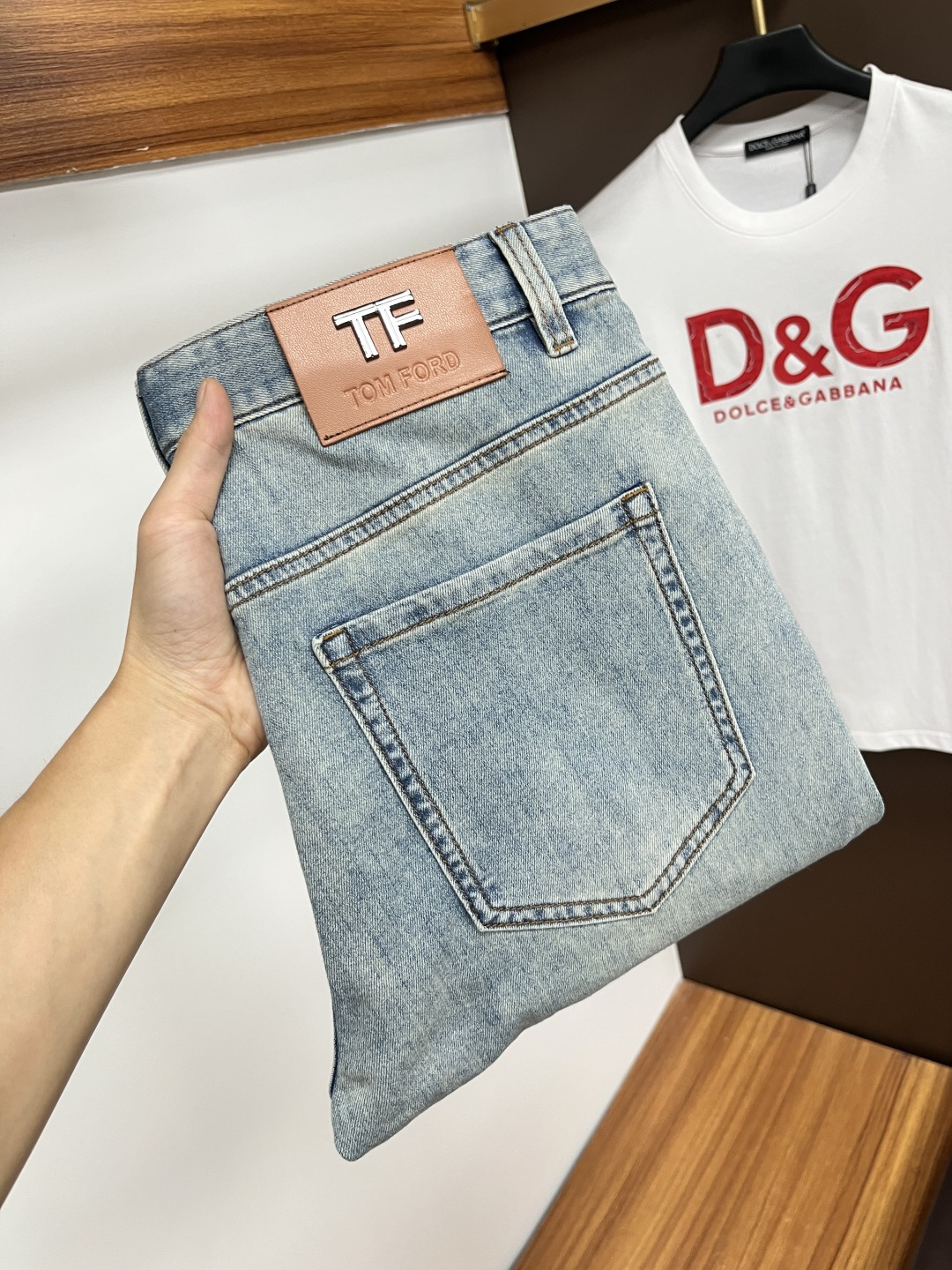 NO:469007,TF's latest summer jeans are stress-free when entering and leaving the store. Hot-selling counters. Taste and value are shared. They are very comfortable to wear. Low-key and luxurious. They are very classy when worn. There is no need to say much about the style and cutting of the pants. The upper body is exquisite and vivid. The true first-class quality is a truly palace-grade casual pants, which are made of Turkish cotton, and produce the most famous tannin cloth. The quality is excellent. The pants are soft after heavy washing. The straight-footed style is not picky. The upper body is absolutely stylish. L25 is extremely luxurious!  Size 29-38,,tom ford,jeans,alexander wang19860909TF 年夏季最新品牛仔裤出入专卖店无压力 专柜热销款 品味与价值共享 身穿着非常舒适 低调不失奢华 穿出去非常有档次,裤型款式和裁剪亦无需多言 上身精致跃然.真正一等一顶级质料 真正殿堂级的休闲裤,选用土耳其的棉花 生产出最有名的单宁布 品质卓然 经过重水洗使得裤子很柔软 直脚的版型 不挑人 上身绝对的有型 L25 极度奢华！尺码29-38,,tom ford,jeans,alexander wang,Men's clothing