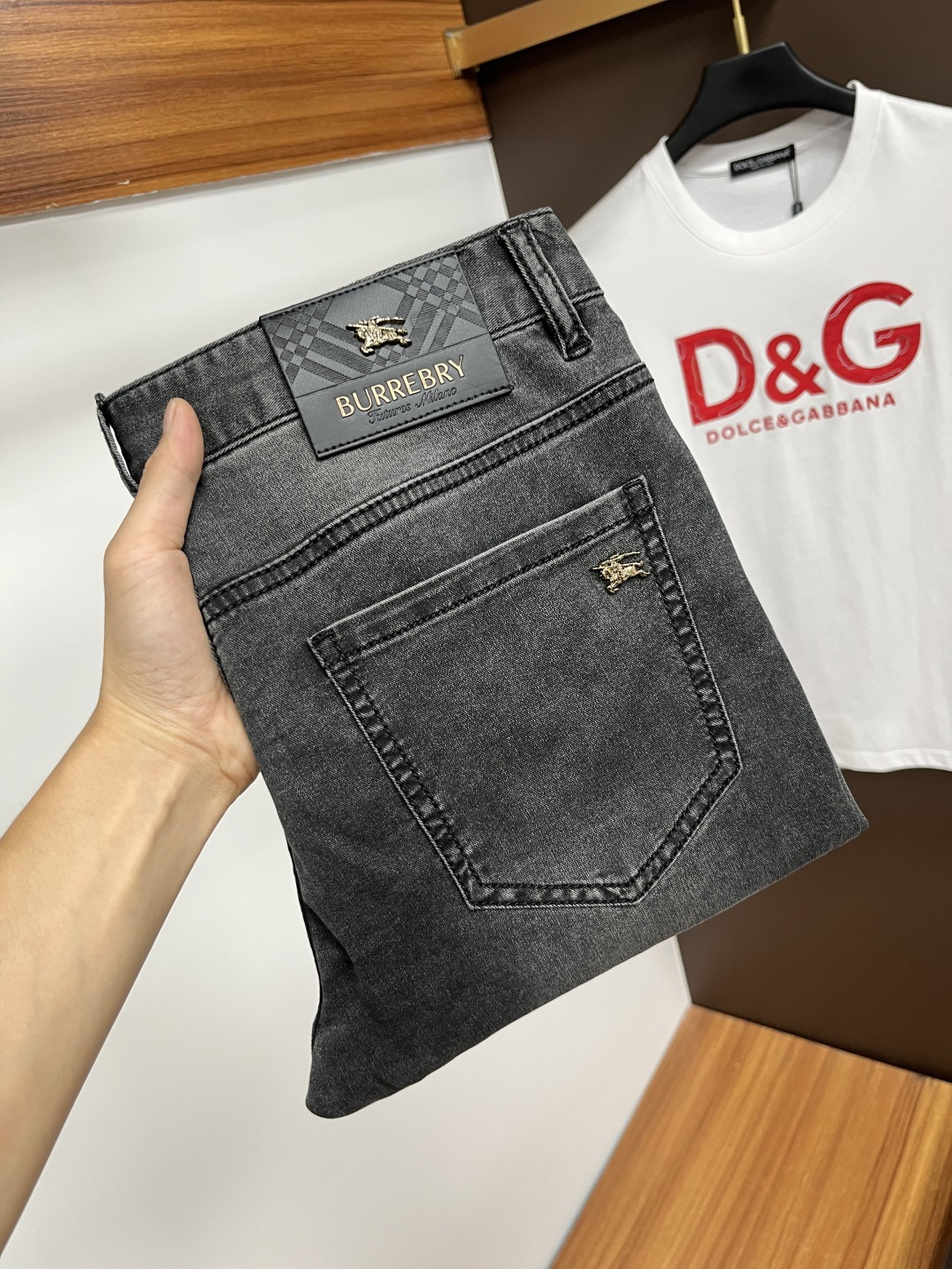 NO:493689,Burberry’s latest summer 2025 jeans are stress-free when entering and leaving the store. Hot-selling counters, taste and value sharing. They are very comfortable to wear, low-key and luxurious. They are very classy when worn, and there is no need to say much about the style and cutting of the pants. The upper body is exquisite and vivid. The truly first-class quality is a truly palace-grade casual pants, which are made of Turkish cotton, and produce the most famous tannin cloth. The quality is excellent. The pants are soft after heavy washing. The straight-footed style is not picky. The upper body is absolutely stylish. L25 is extremely luxurious!  Size 29-38, Burberry, jeans, alexander wang19860909巴宝莉 2025年夏季最新品牛仔裤出入专卖店无压力 专柜热销款 品味与价值共享 身穿着非常舒适 低调不失奢华 穿出去非常有档次,裤型款式和裁剪亦无需多言 上身精致跃然.真正一等一顶级质料 真正殿堂级的休闲裤,选用土耳其的棉花 生产出最有名的单宁布 品质卓然 经过重水洗使得裤子很柔软 直脚的版型 不挑人 上身绝对的有型 L25 极度奢华！尺码29-38,,burberry,jeans,alexander wang,Men's clothing