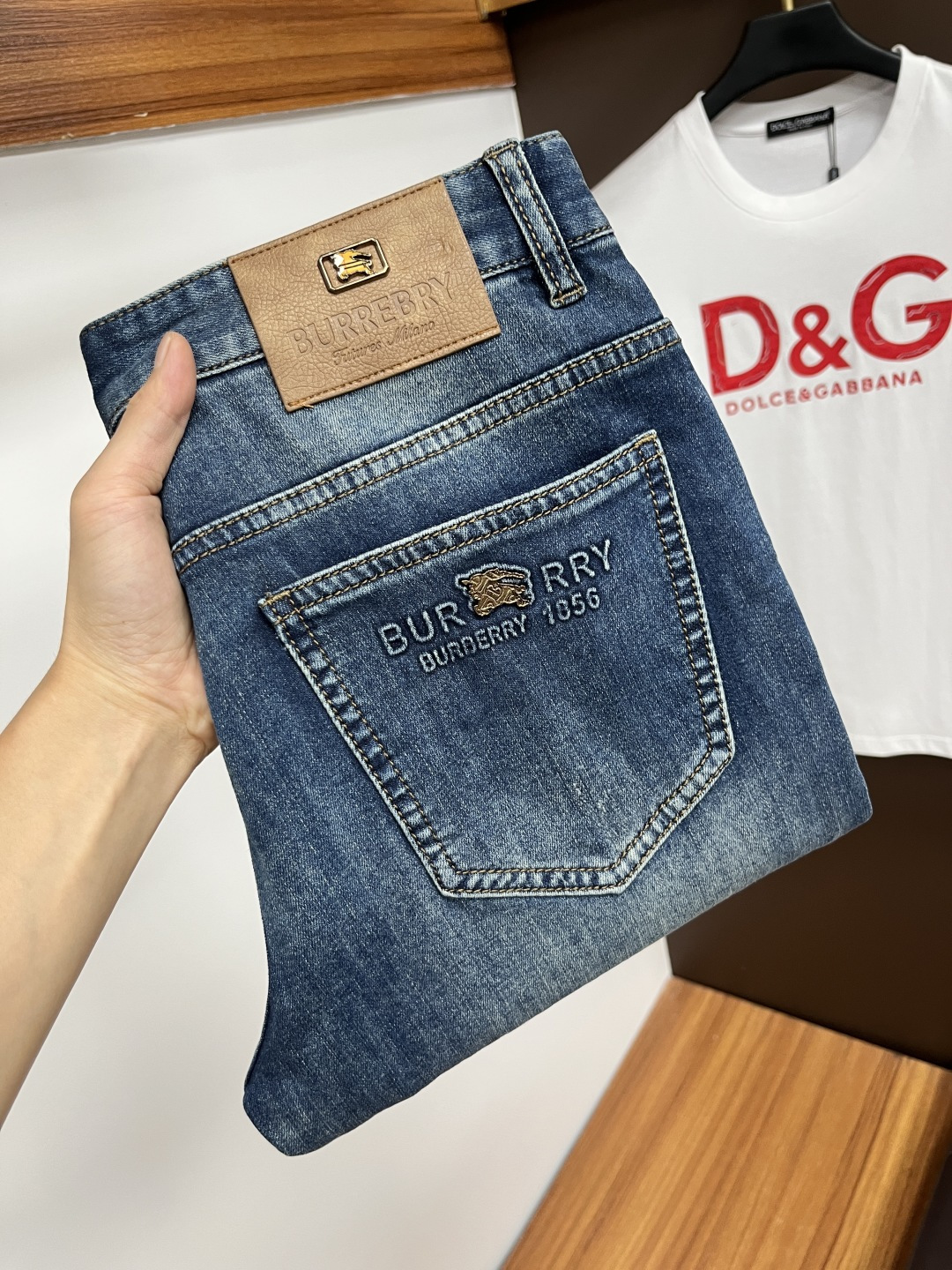 NO:469014,Burberry's latest summer jeans are stress-free when entering and leaving the store. Hot-selling counters. Taste and value are shared. Very comfortable to wear. Low-key and luxurious. It is very classy when worn. There is no need to say much about the style and cutting of the pants. The upper body is exquisite and vivid. The true first-class quality is a truly palace-grade casual pants, which are made of Turkish cotton, and produce the most famous tannin cloth. The quality is excellent. It is heavy washed and makes the pants very soft. The straight-footed style is not picky. The upper body is absolutely stylish. L25 is extremely luxurious!  Size 29-38, Burberry, jeans, alexander wang19860909巴宝莉 年夏季最新品牛仔裤出入专卖店无压力 专柜热销款 品味与价值共享 身穿着非常舒适 低调不失奢华 穿出去非常有档次,裤型款式和裁剪亦无需多言 上身精致跃然.真正一等一顶级质料 真正殿堂级的休闲裤,选用土耳其的棉花 生产出最有名的单宁布 品质卓然 经过重水洗使得裤子很柔软 直脚的版型 不挑人 上身绝对的有型 L25 极度奢华！尺码29-38,,burberry,jeans,alexander wang,Men's clothing