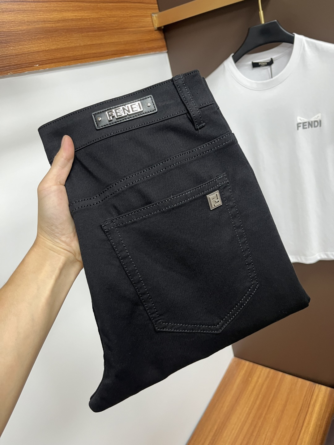 NO:498757,Fendi The latest jeans in summer 2025 are stress-free when entering and leaving the store. Hot-selling counters. Taste and value are shared. They are very comfortable to wear. Low-key and luxurious. They are very classy when worn. There is no need to say much about the style and cutting of the pants. The upper body is exquisite and vivid. The truly first-class quality is a top-notch material. The real palace-grade casual pants are made of Turkey cotton and produce the most famous tannin fabric. The quality is excellent. The pants are soft after heavy washing. The straight-footed style is not picky. The upper body is absolutely stylish. L25 is extremely luxurious!  Size 29-38, fendi, jeans, alexander wang19860909芬迪 2025年夏季最新品牛仔裤出入专卖店无压力 专柜热销款 品味与价值共享 身穿着非常舒适 低调不失奢华 穿出去非常有档次,裤型款式和裁剪亦无需多言 上身精致跃然.真正一等一顶级质料 真正殿堂级的休闲裤,选用土耳其的棉花 生产出最有名的单宁布 品质卓然 经过重水洗使得裤子很柔软 直脚的版型 不挑人 上身绝对的有型 L25 极度奢华！尺码29-38,,fendi,jeans,alexander wang,Men's clothing