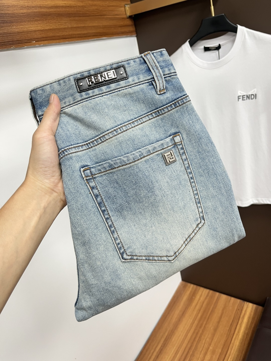 NO:509033,Fendi The latest jeans in summer 2025 are stress-free when entering and leaving the store. Hot-selling counters. Taste and value are shared. They are very comfortable to wear. Low-key and luxurious. They are very classy when worn. There is no need to say much about the style and cutting of the pants. The upper body is exquisite and vivid. The truly first-class quality is a top-notch material. The real palace-grade casual pants are made of Turkey cotton and produce the most famous tannin fabric. The quality is excellent. The pants are soft after heavy washing. The straight-footed style is not picky. The upper body is absolutely stylish. L25 is extremely luxurious!  Size 29-38, fendi, jeans, alexander wang19860909芬迪 2025年夏季最新品牛仔裤出入专卖店无压力 专柜热销款 品味与价值共享 身穿着非常舒适 低调不失奢华 穿出去非常有档次,裤型款式和裁剪亦无需多言 上身精致跃然.真正一等一顶级质料 真正殿堂级的休闲裤,选用土耳其的棉花 生产出最有名的单宁布 品质卓然 经过重水洗使得裤子很柔软 直脚的版型 不挑人 上身绝对的有型 L25 极度奢华！尺码29-38,,fendi,jeans,alexander wang,Men's clothing