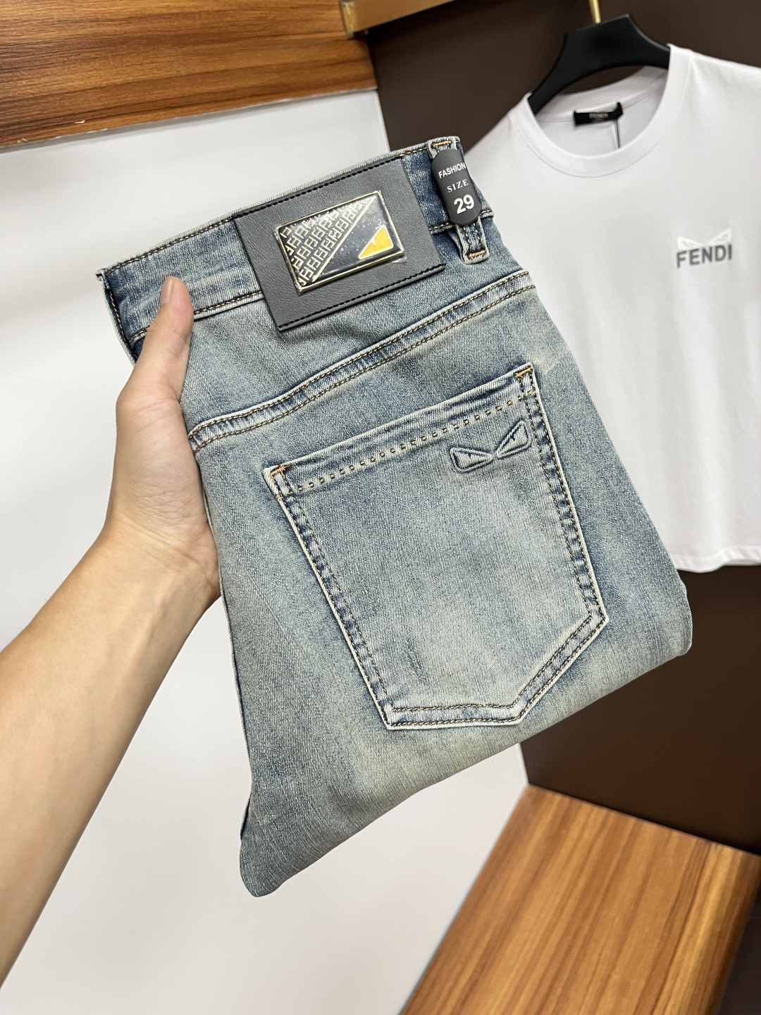 NO:469019,Fendi The latest jeans in summer are stress-free when entering and leaving the store. Hot-selling counters. Taste and value are shared. They are very comfortable to wear. Low-key and luxurious. They are very classy when worn. There is no need to say much about the style and cutting of the pants. The upper body is exquisite and vivid. The truly first-class quality is a top-notch material. The real palace-grade casual pants are made of Turkey cotton and produce the most famous tannin fabric. The quality is excellent. The pants are soft after heavy washing. The straight-footed style is not picky. The upper body is absolutely stylish. L25 is extremely luxurious!  Size 29-38, fendi, jeans, alexander wang19860909芬迪 年夏季最新品牛仔裤出入专卖店无压力 专柜热销款 品味与价值共享 身穿着非常舒适 低调不失奢华 穿出去非常有档次,裤型款式和裁剪亦无需多言 上身精致跃然.真正一等一顶级质料 真正殿堂级的休闲裤,选用土耳其的棉花 生产出最有名的单宁布 品质卓然 经过重水洗使得裤子很柔软 直脚的版型 不挑人 上身绝对的有型 L25 极度奢华！尺码29-38,,fendi,jeans,alexander wang,Men's clothing