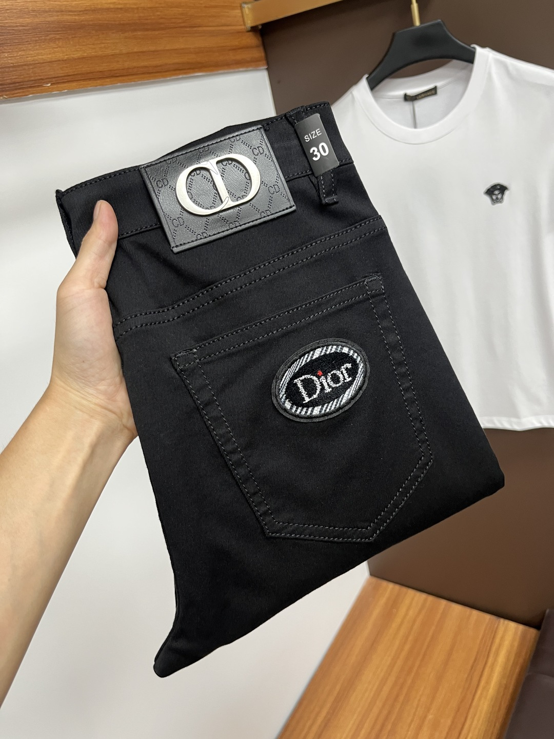 NO:469026,Dior's latest summer jeans are stress-free when entering and leaving the store. Hot-selling counters. Taste and value are shared. They are very comfortable to wear. Low-key and luxurious. They are very classy when worn. There is no need to say much about the style and cutting of the pants. The upper body is exquisite and vivid. The true first-class quality is a truly palace-grade casual pants, which are made of Turkish cotton, and produce the most famous tannin cloth. The quality is excellent. The pants are soft after heavy washing. The straight-footed style is not picky. The upper body is absolutely stylish. L25 is extremely luxurious!  Size 29-38, Dior, Jeans, Alexander wang19860909迪奥 年夏季最新品牛仔裤出入专卖店无压力 专柜热销款 品味与价值共享 身穿着非常舒适 低调不失奢华 穿出去非常有档次,裤型款式和裁剪亦无需多言 上身精致跃然.真正一等一顶级质料 真正殿堂级的休闲裤,选用土耳其的棉花 生产出最有名的单宁布 品质卓然 经过重水洗使得裤子很柔软 直脚的版型 不挑人 上身绝对的有型 L25 极度奢华！尺码29-38,,dior,jeans,alexander wang,Men's clothing