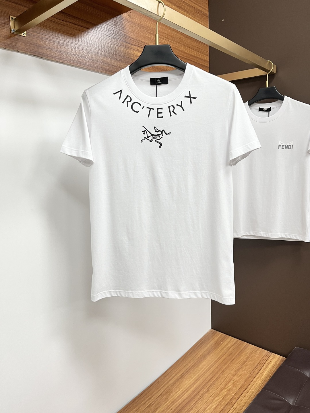 NO:479662,Archaeopteryx, the new spring and summer new styles, the latest round neck short sleeves, high-end customization, avant-garde and fashionable design!  Brand logo heavy craft design, high-end customized 100 double-sided mercerated cotton fabric, soft feel, comfortable to wear, exquisite counter-level car line, fine workmanship, invincible and handsome upper body effect!  A must-have item for handsome men!  Code number M-4xL, arc'teryx, T-shirt, alexander wang19860909始祖鸟 春夏新款首发专柜最新款圆领短袖 高端订制 设计前卫时尚！品牌logo重工艺设计 高端定制100支双面丝光棉面料.手感柔软.穿着舒适.专柜级别精致车线.做工精细.上身效果无敌帅气！型男必备单品！码数M-4xL,arc'teryx,T-shirt,alexander wang,Men's clothing