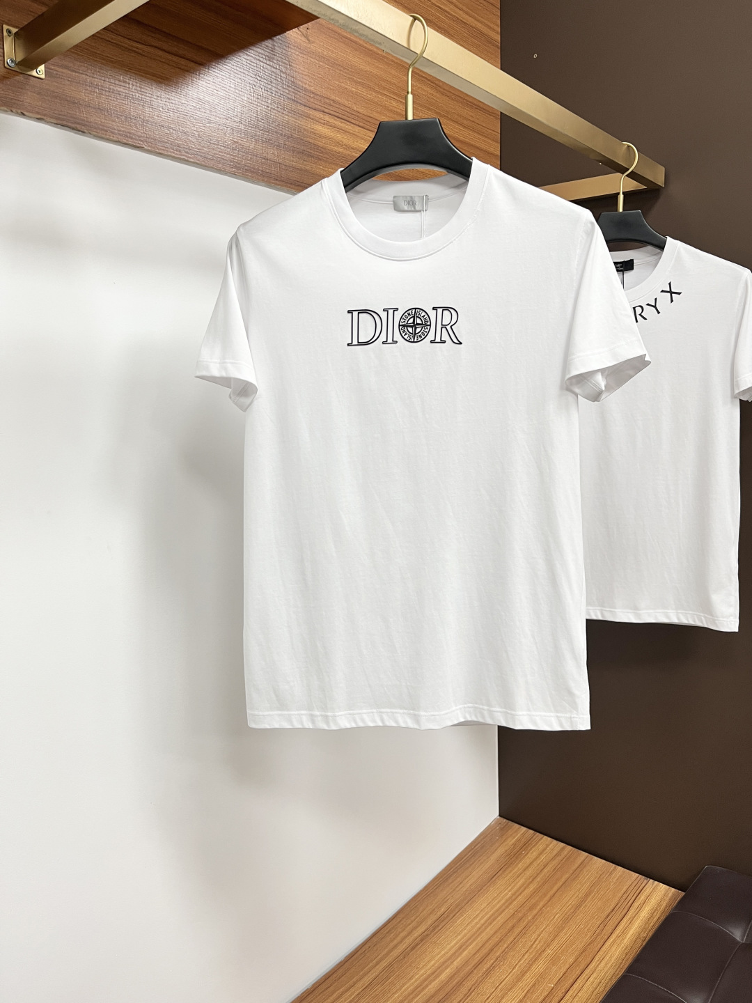 NO:479665,Dior's new spring and summer style first-time counter latest round neck short sleeves, high-end customization, avant-garde and fashionable design!  Brand logo heavy craft design, high-end customized 100 double-sided mercerated cotton fabric, soft feel, comfortable to wear, exquisite counter-level car line, fine workmanship, invincible and handsome upper body effect!  A must-have item for handsome men!  Code number M-4xL, dior, T-shirt, alexander wang19860909迪奥 春夏新款首发专柜最新款圆领短袖 高端订制 设计前卫时尚！品牌logo重工艺设计 高端定制100支双面丝光棉面料.手感柔软.穿着舒适.专柜级别精致车线.做工精细.上身效果无敌帅气！型男必备单品！码数M-4xL,,dior,T-shirt,alexander wang,Men's clothing