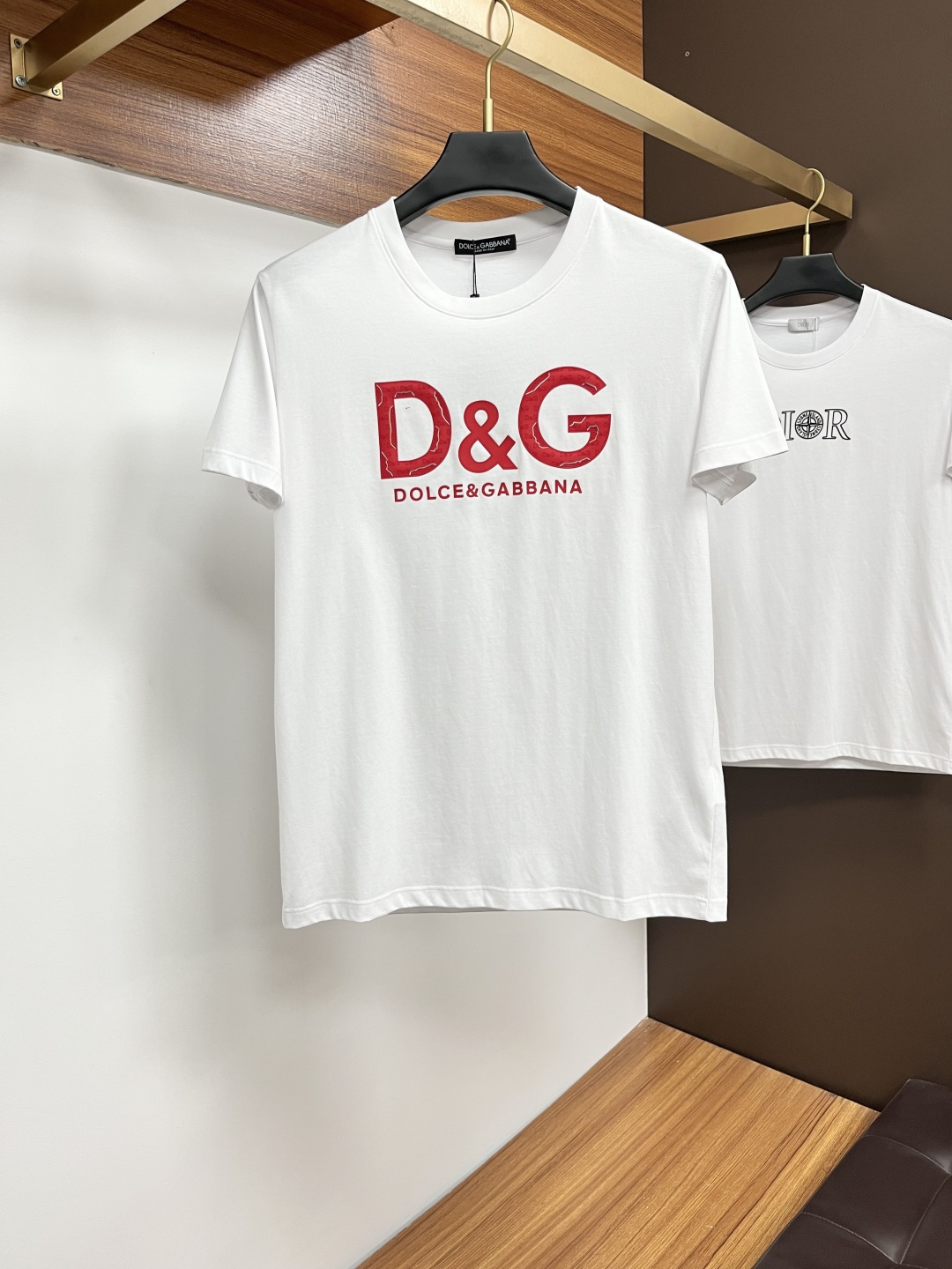 NO:479668,DG's new spring and summer new styles are the latest round neck short sleeves in the counter, high-end customization, and avant-garde and fashionable design!  Brand logo heavy craft design, high-end customized 100 double-sided mercerated cotton fabric, soft feel, comfortable to wear, exquisite counter-level car line, fine workmanship, invincible and handsome upper body effect!  A must-have item for handsome men!  Code number M-4xL, T-shirt,alexander wang19860909DG 春夏新款首发专柜最新款圆领短袖 高端订制 设计前卫时尚！品牌logo重工艺设计 高端定制100支双面丝光棉面料.手感柔软.穿着舒适.专柜级别精致车线.做工精细.上身效果无敌帅气！型男必备单品！码数M-4xL,,T-shirt,alexander wang,Men's clothing