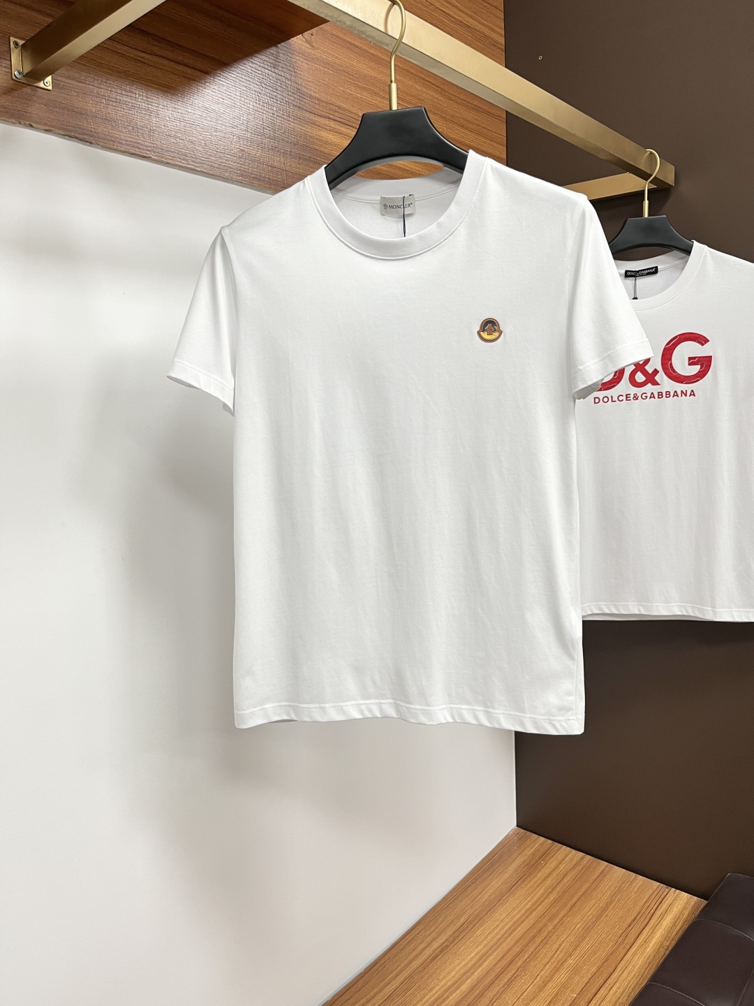 NO:479673,The new spring and summer new styles are available in the counter for the latest round neck short sleeves, high-end customization, avant-garde and fashionable design!  Brand logo heavy craft design, high-end customized 100 double-sided mercerated cotton fabric, soft feel, comfortable to wear, exquisite counter-level car line, fine workmanship, invincible and handsome upper body effect!  A must-have item for handsome men!  Code number M-4xL, Moncler, T-shirt, alexander wang19860909蒙口 春夏新款首发专柜最新款圆领短袖 高端订制 设计前卫时尚！品牌logo重工艺设计 高端定制100支双面丝光棉面料.手感柔软.穿着舒适.专柜级别精致车线.做工精细.上身效果无敌帅气！型男必备单品！码数M-4xL,,Moncler,T-shirt,alexander wang,Men's clothing