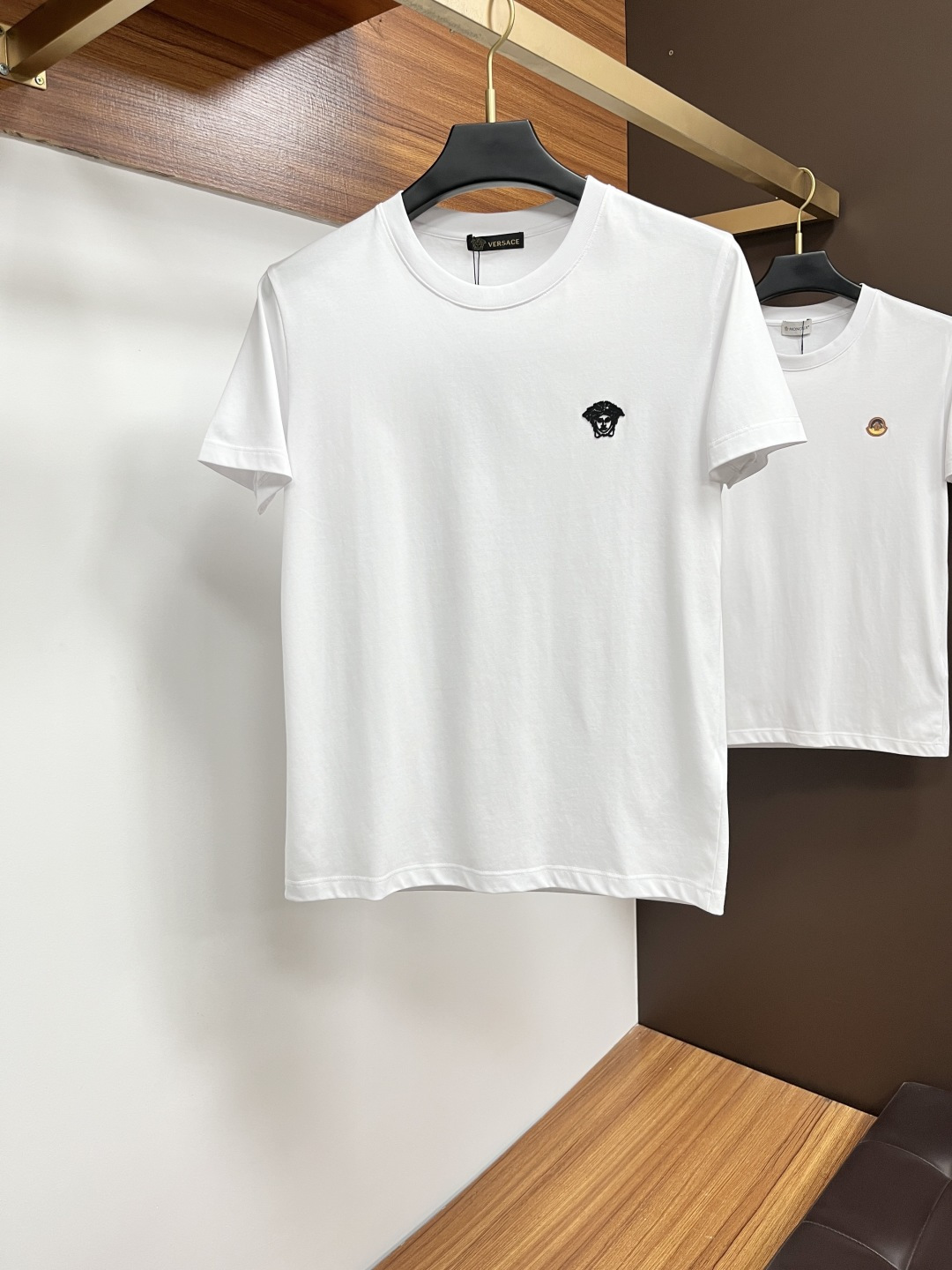 NO:479678,Versace's new spring and summer style first-time counter latest round neck short sleeves, high-end customization, avant-garde and fashionable design!  Brand logo heavy craft design, high-end customized 100 double-sided mercerated cotton fabric, soft feel, comfortable to wear, exquisite counter-level car line, fine workmanship, invincible and handsome upper body effect!  A must-have item for handsome men!  Code number M-4xL, versace, T-shirt, alexander wang19860909范思哲 春夏新款首发专柜最新款圆领短袖 高端订制 设计前卫时尚！品牌logo重工艺设计 高端定制100支双面丝光棉面料.手感柔软.穿着舒适.专柜级别精致车线.做工精细.上身效果无敌帅气！型男必备单品！码数M-4xL,,versace,T-shirt,alexander wang,Men's clothing