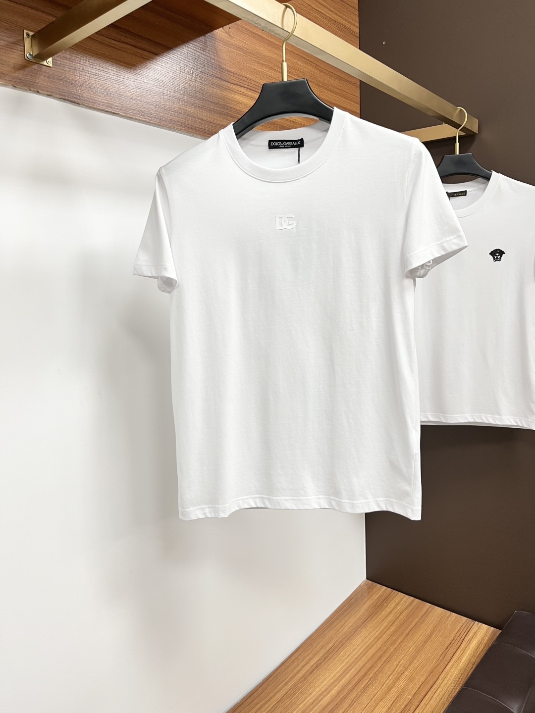 NO:479686,DG's new spring and summer new styles are the latest round neck short sleeves in the counter, high-end customization, and avant-garde and fashionable design!  Brand logo heavy craft design, high-end customized 100 double-sided mercerated cotton fabric, soft feel, comfortable to wear, exquisite counter-level car line, fine workmanship, invincible and handsome upper body effect!  A must-have item for handsome men!  Code number M-4xL, T-shirt,alexander wang19860909DG 春夏新款首发专柜最新款圆领短袖 高端订制 设计前卫时尚！品牌logo重工艺设计 高端定制100支双面丝光棉面料.手感柔软.穿着舒适.专柜级别精致车线.做工精细.上身效果无敌帅气！型男必备单品！码数M-4xL,,T-shirt,alexander wang,Men's clothing