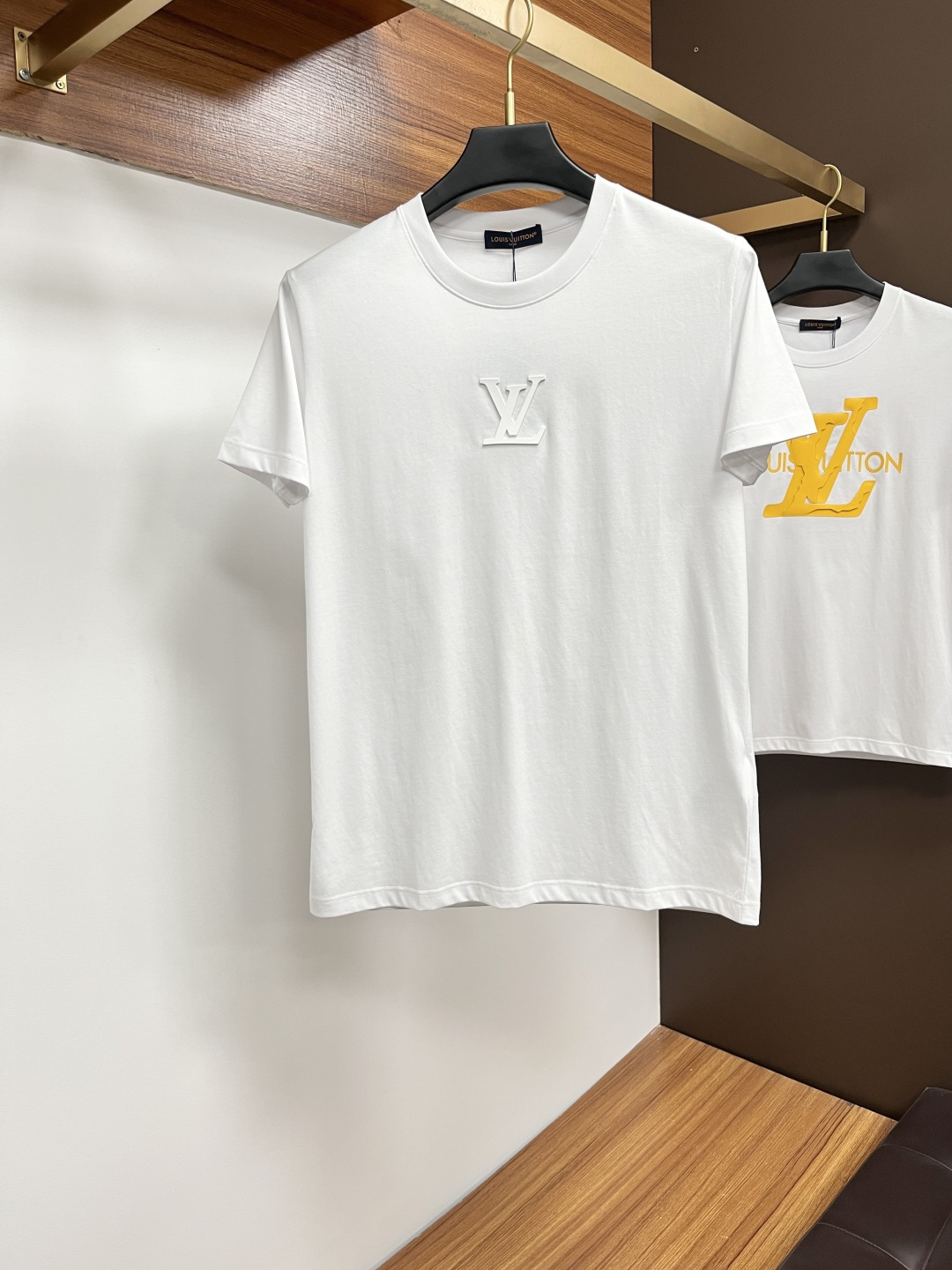 NO:479693,The new LV spring and summer new styles are available in the counter with the latest round neck short sleeves, high-end customization, and avant-garde and fashionable design!  Brand logo heavy craft design, high-end customized 100 double-sided mercerated cotton fabric, soft feel, comfortable to wear, exquisite counter-level car line, fine workmanship, invincible and handsome upper body effect!  A must-have item for handsome men!  Code number M-4xL, louis vuitton, T-shirt, alexander wang19860909LV 春夏新款首发专柜最新款圆领短袖 高端订制 设计前卫时尚！品牌logo重工艺设计 高端定制100支双面丝光棉面料.手感柔软.穿着舒适.专柜级别精致车线.做工精细.上身效果无敌帅气！型男必备单品！码数M-4xL,,louis vuitton,T-shirt,alexander wang,Men's clothing