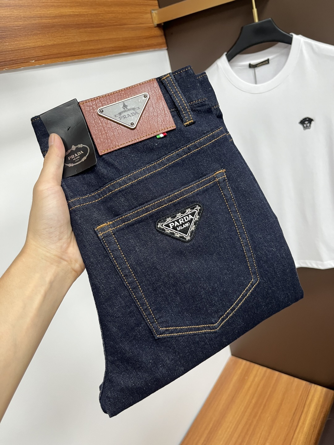 NO:471649,Prada The latest summer 2025 jeans are stress-free when entering and leaving the store. The counter is popular. Taste and value are shared. It is very comfortable to wear. It is low-key and luxurious. It is very classy when worn. The trouser style and cutting are not too much. The upper body is exquisite and vivid. It is truly first-class and top-quality. The real palace-grade casual pants are made of Turkish cotton and produce the most famous tannin cloth. The quality is excellent. It is heavy washing and makes the pants very soft. The straight-footed style is not picky. The upper body is absolutely stylish. L25 is extremely luxurious!  Size 29-38, prada, jeans, alexander wang19860909普拉达 2025年夏季最新品牛仔裤出入专卖店无压力 专柜热销款 品味与价值共享 身穿着非常舒适 低调不失奢华 穿出去非常有档次,裤型款式和裁剪亦无需多言 上身精致跃然.真正一等一顶级质料 真正殿堂级的休闲裤,选用土耳其的棉花 生产出最有名的单宁布 品质卓然 经过重水洗使得裤子很柔软 直脚的版型 不挑人 上身绝对的有型 L25 极度奢华！尺码29-38,,prada,jeans,alexander wang,Men's clothing