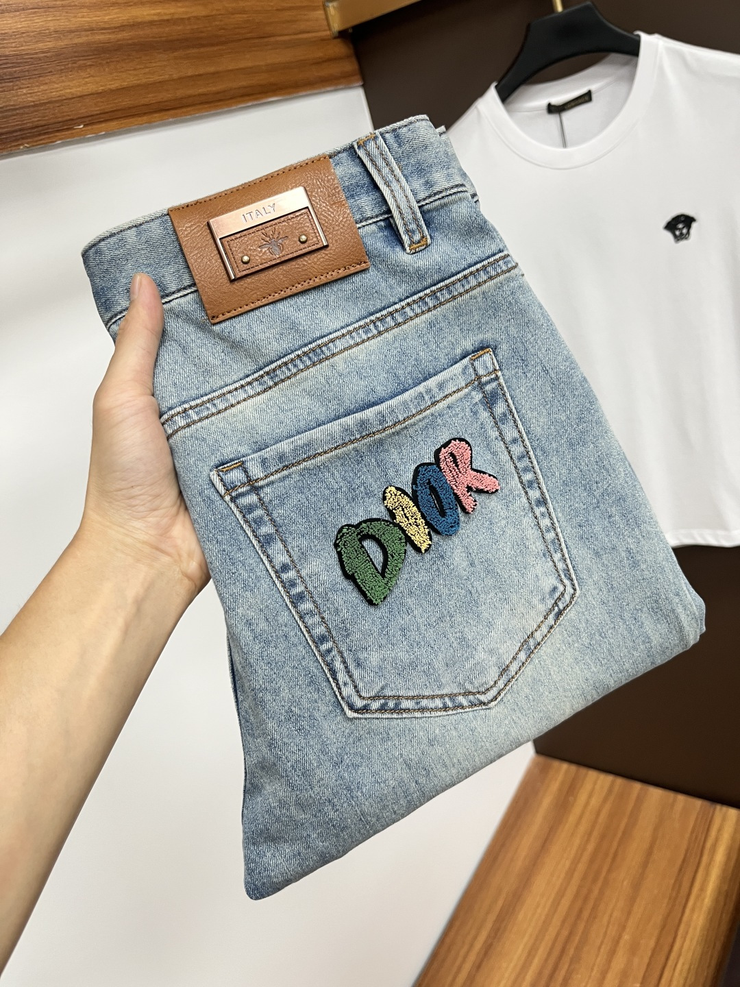 NO:471655,Dior's latest summer 2025 jeans are stress-free when entering and leaving the store. Hot-selling counters. Taste and value are shared. They are very comfortable to wear. Low-key and luxurious. They are very classy when worn. There is no need to say much about the style and cutting of the pants. The upper body is exquisite and vivid. The truly first-class quality is a top-notch material. The real palace-grade casual pants are made of Turkey cotton and produce the most famous tannin fabric. The quality is excellent. The pants are soft after heavy washing. The straight-footed style is not picky. The upper body is absolutely stylish. L25 is extremely luxurious!  Size 29-38, Dior, Jeans, Alexander wang19860909迪奥 2025年夏季最新品牛仔裤出入专卖店无压力 专柜热销款 品味与价值共享 身穿着非常舒适 低调不失奢华 穿出去非常有档次,裤型款式和裁剪亦无需多言 上身精致跃然.真正一等一顶级质料 真正殿堂级的休闲裤,选用土耳其的棉花 生产出最有名的单宁布 品质卓然 经过重水洗使得裤子很柔软 直脚的版型 不挑人 上身绝对的有型 L25 极度奢华！尺码29-38,,dior,jeans,alexander wang,Men's clothing