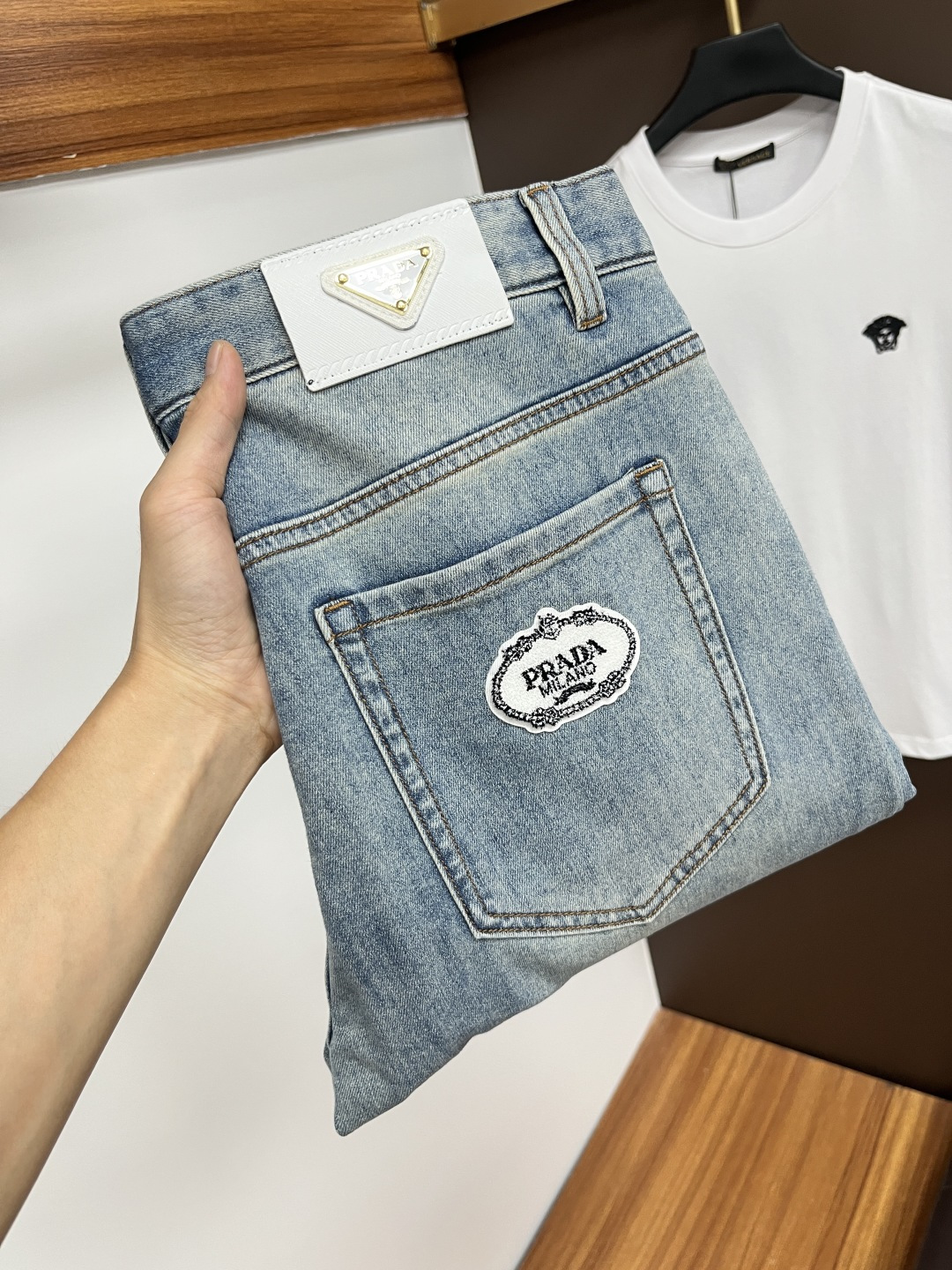 NO:471639,Prada The latest summer 2025 jeans are stress-free when entering and leaving the store. The counter is popular. Taste and value are shared. It is very comfortable to wear. It is low-key and luxurious. It is very classy when worn. The trouser style and cutting are not too much. The upper body is exquisite and vivid. It is truly first-class and top-quality. The real palace-grade casual pants are made of Turkish cotton and produce the most famous tannin cloth. The quality is excellent. It is heavy washing and makes the pants very soft. The straight-footed style is not picky. The upper body is absolutely stylish. L25 is extremely luxurious!  Size 29-38, prada, jeans, alexander wang19860909普拉达 2025年夏季最新品牛仔裤出入专卖店无压力 专柜热销款 品味与价值共享 身穿着非常舒适 低调不失奢华 穿出去非常有档次,裤型款式和裁剪亦无需多言 上身精致跃然.真正一等一顶级质料 真正殿堂级的休闲裤,选用土耳其的棉花 生产出最有名的单宁布 品质卓然 经过重水洗使得裤子很柔软 直脚的版型 不挑人 上身绝对的有型 L25 极度奢华！尺码29-38,,prada,jeans,alexander wang,Men's clothing